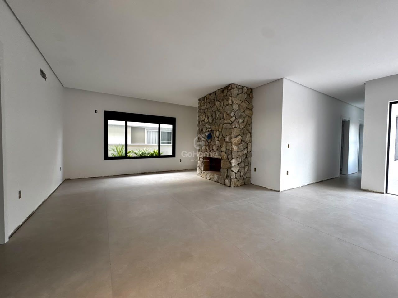 4819 – Casa em Condomínio com 3 Suítes, Piscina e Escritório Luz do Sol