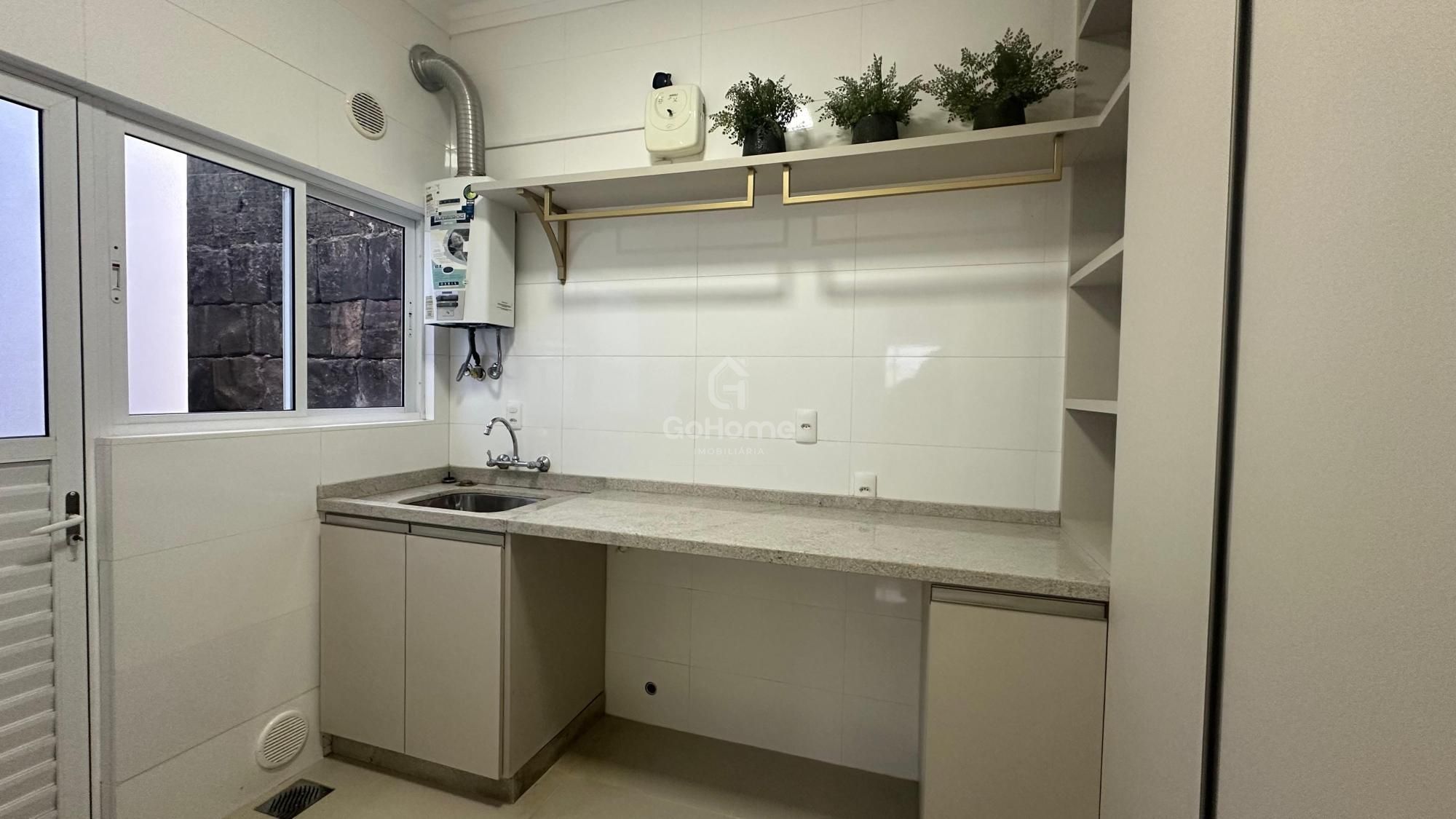 Casa com 3 Suítes à Venda