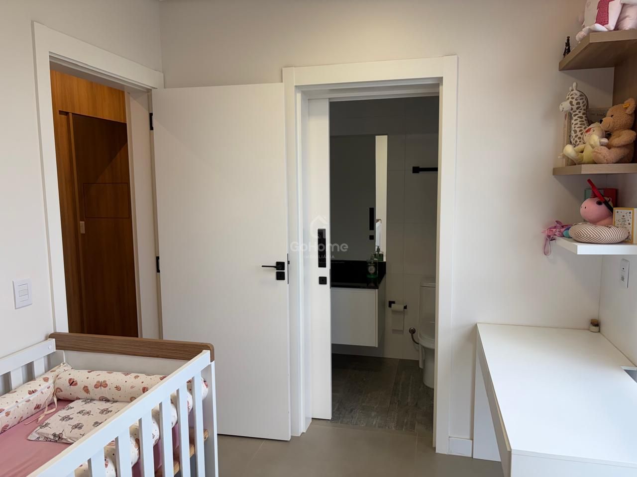 Apartamento Semimobiliado com 3 suítes