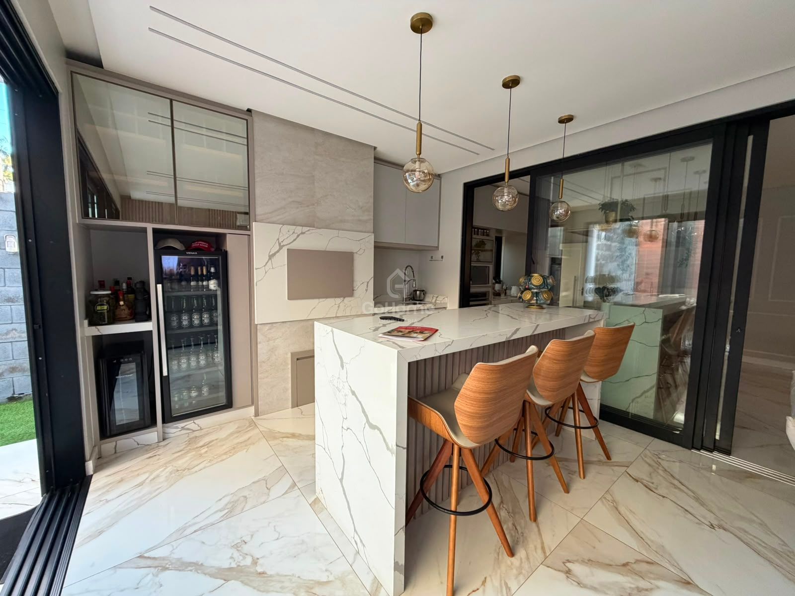 Casa com 3 suítes e piscina