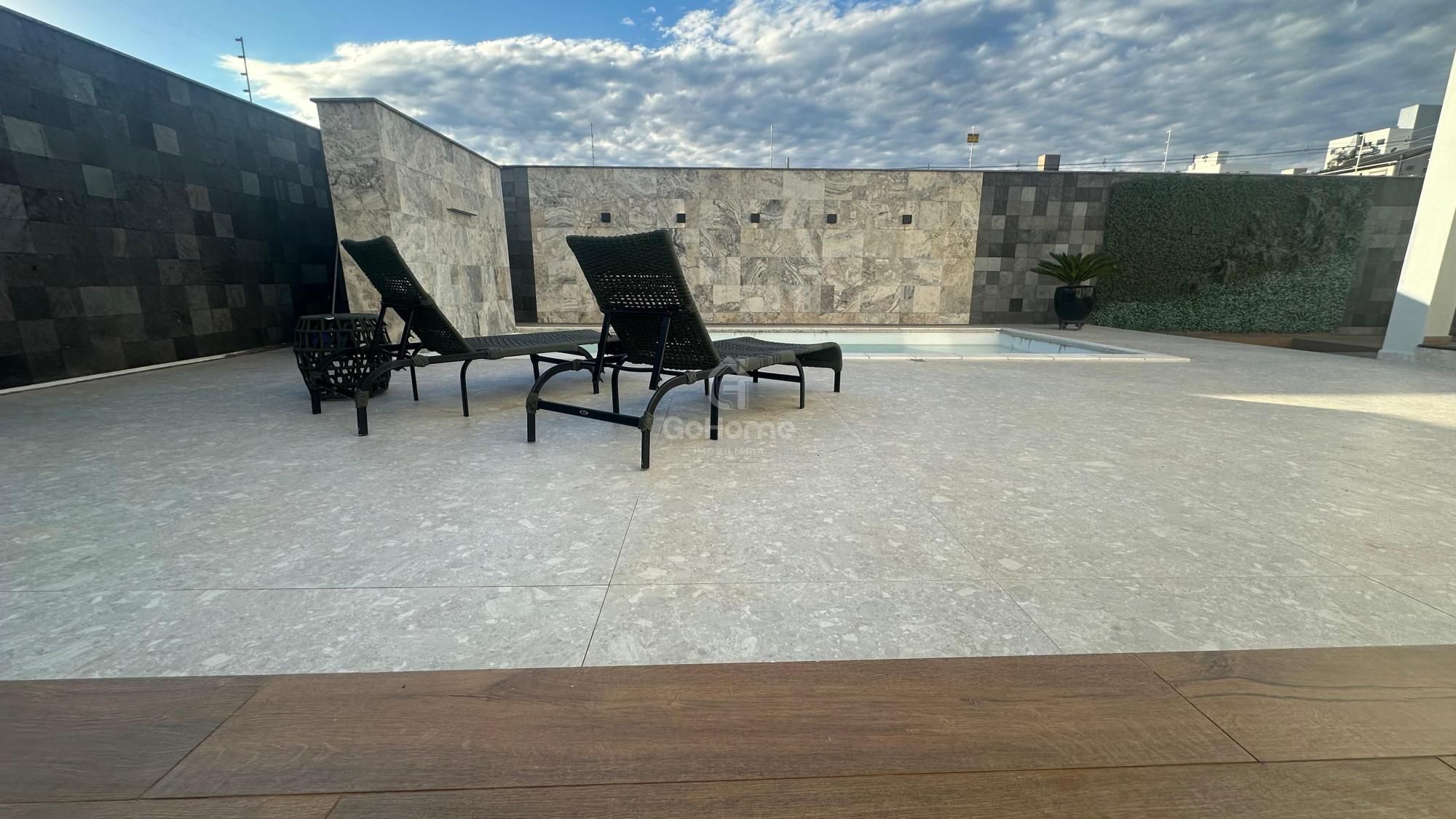 Casa com 3 Suítes à Venda