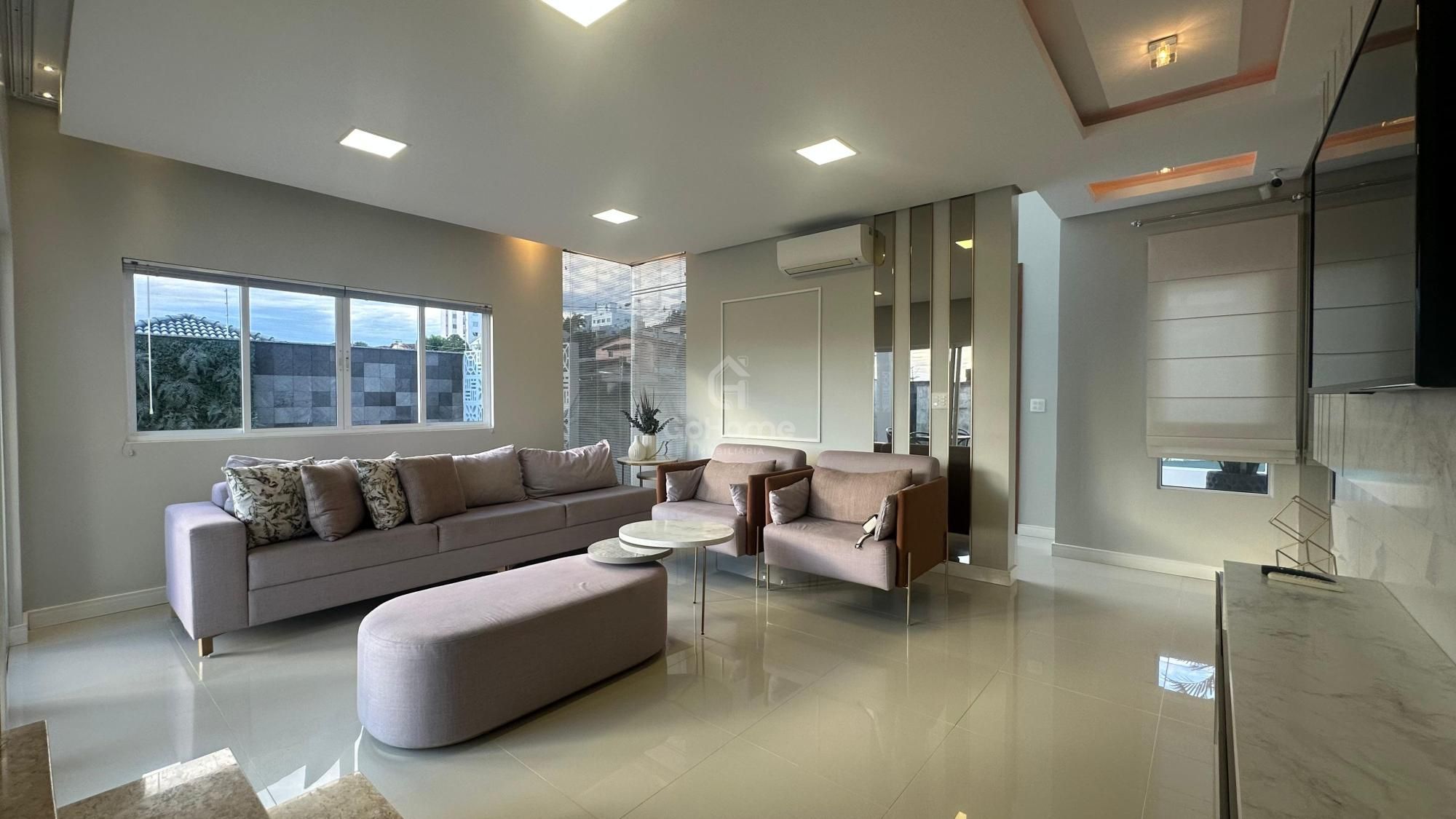 Casa com 3 Suítes à Venda