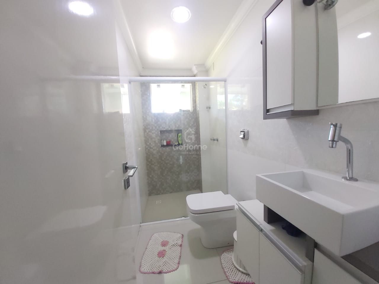 Casa semimobiliada com 4 quartos