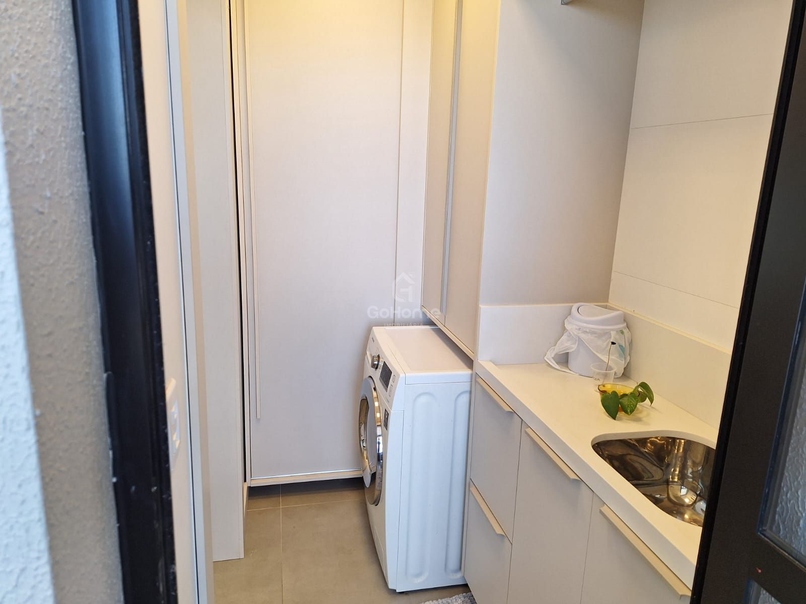 Apartamento Semimobiliado com 3 suítes