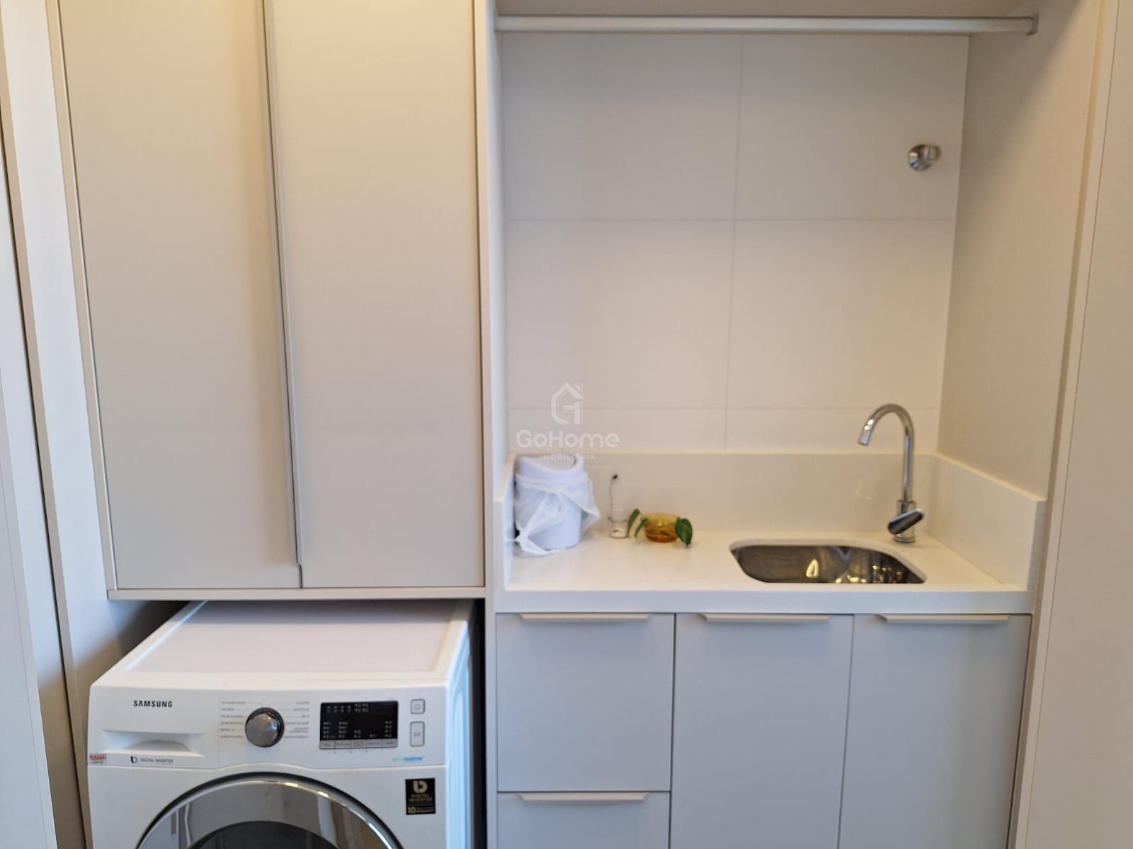 Apartamento Semimobiliado com 3 suítes
