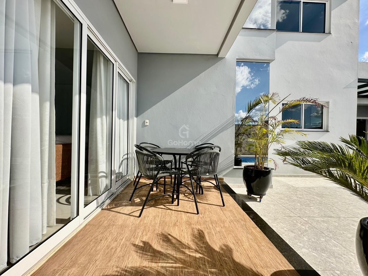 Casa com 3 Suítes à Venda