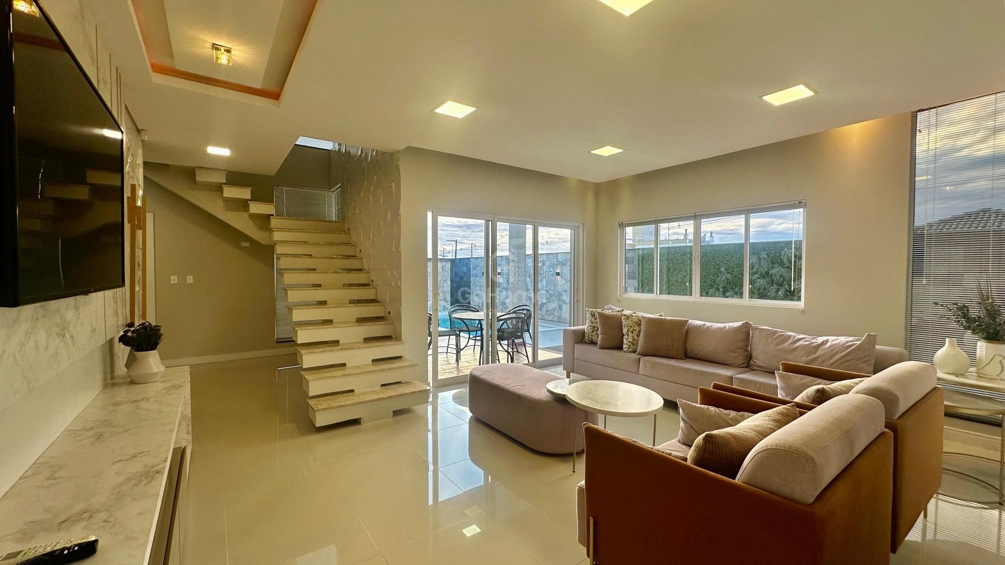 Casa com 3 Suítes à Venda