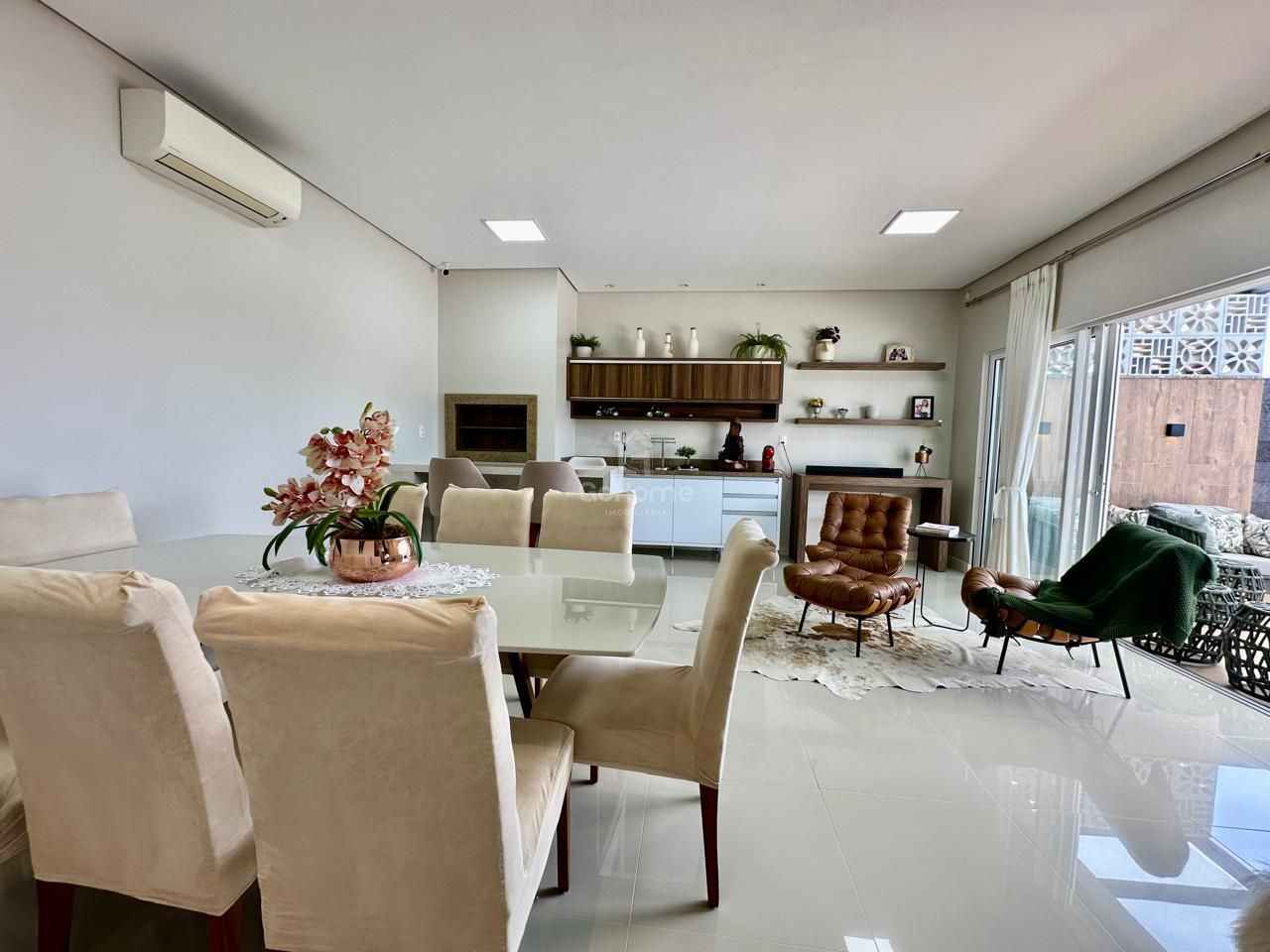 Casa com 3 Suítes à Venda