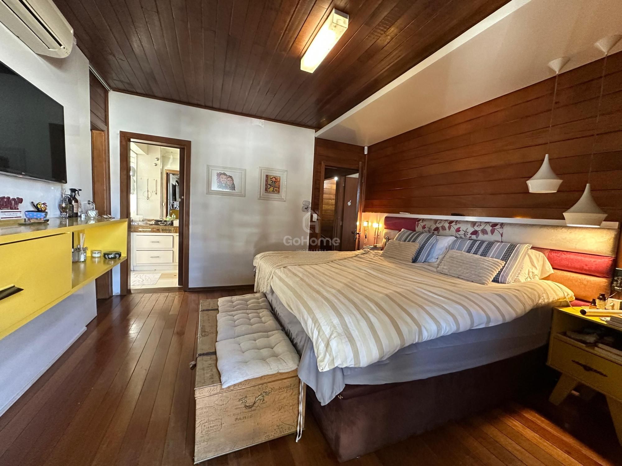 Casa Semimobiliada à Venda