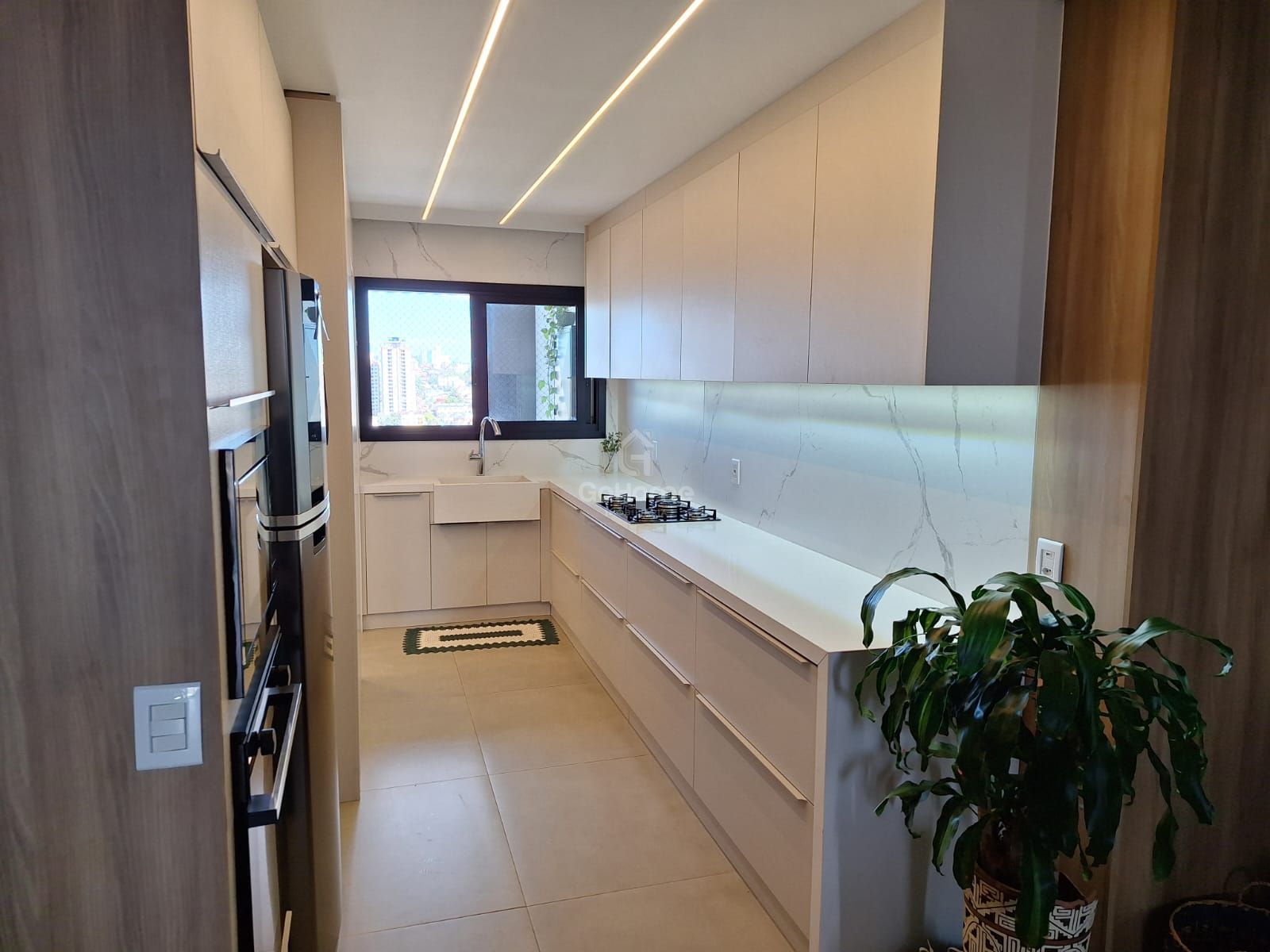 Apartamento Semimobiliado com 3 suítes