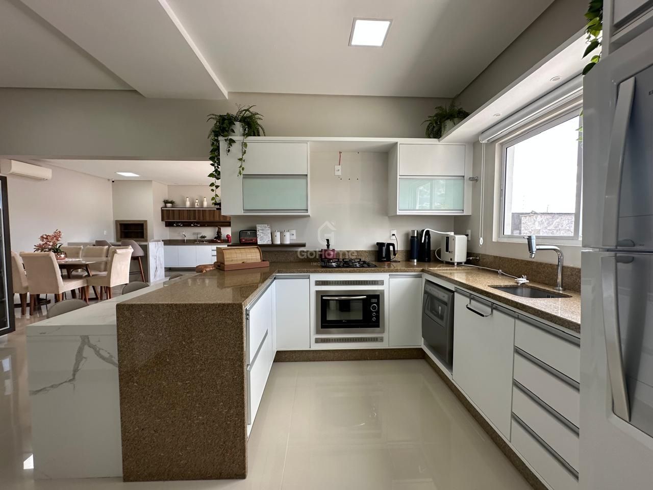 Casa com 3 Suítes à Venda