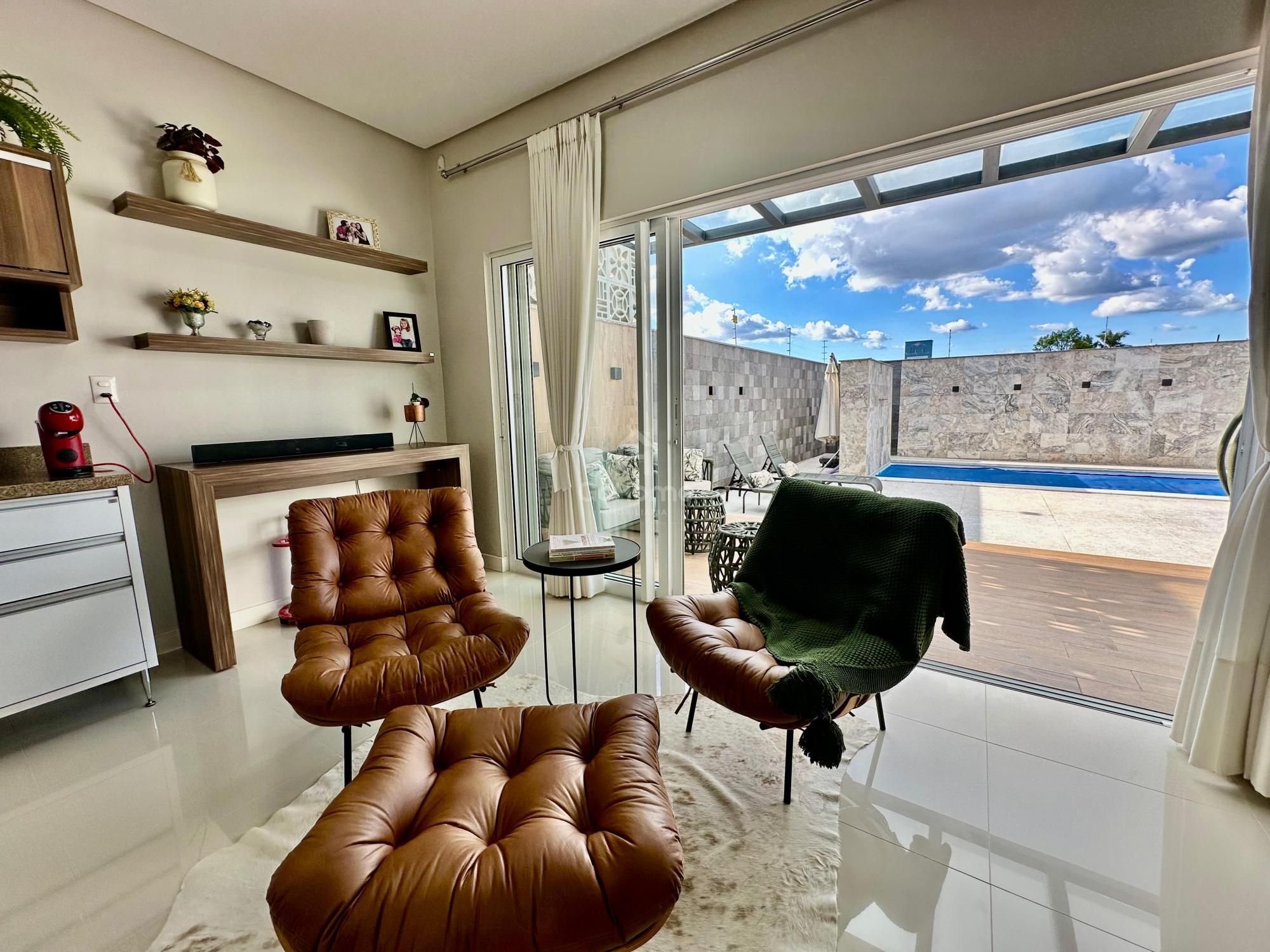 Casa com 3 Suítes à Venda
