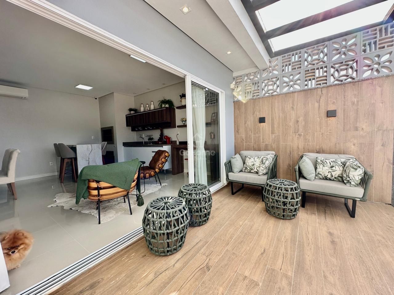 Casa com 3 Suítes à Venda