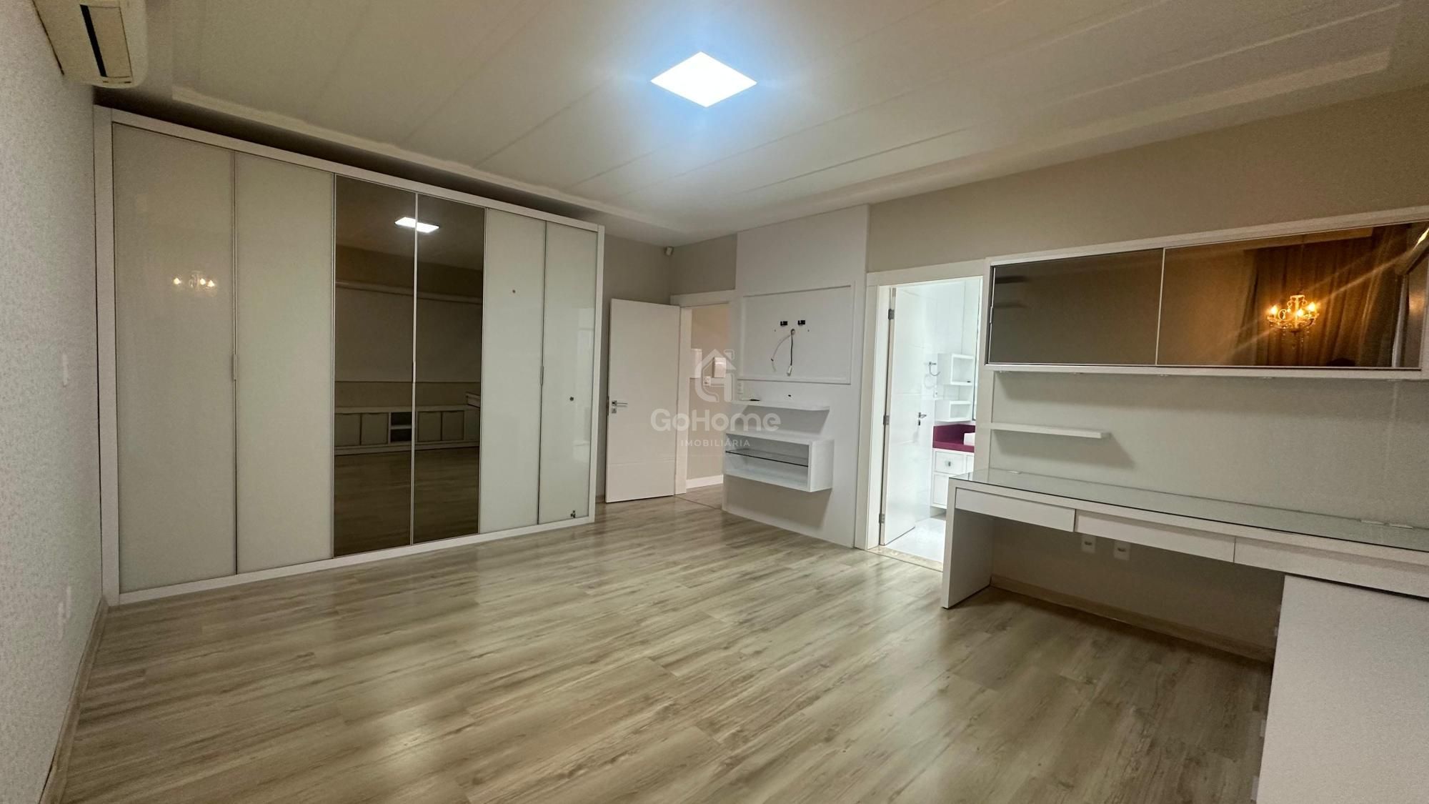 Casa com 3 Suítes à Venda