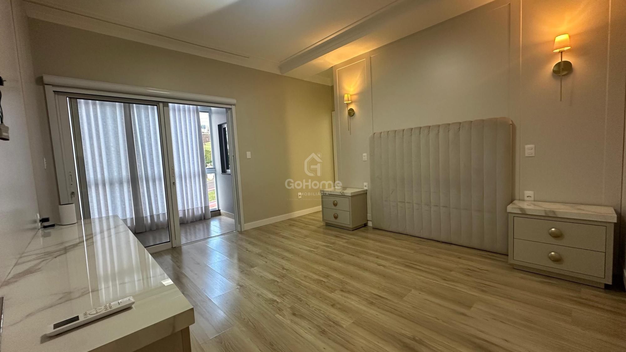 Casa com 3 Suítes à Venda