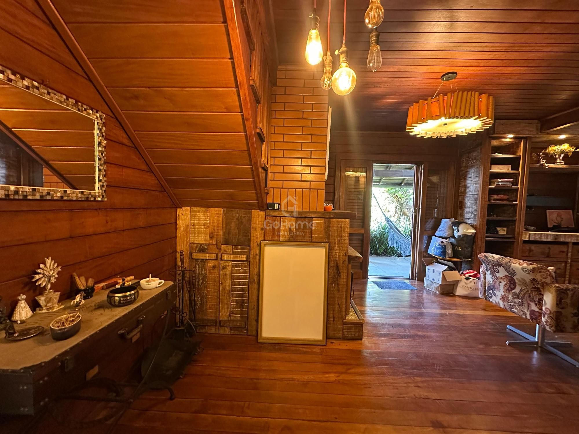 Casa Semimobiliada à Venda