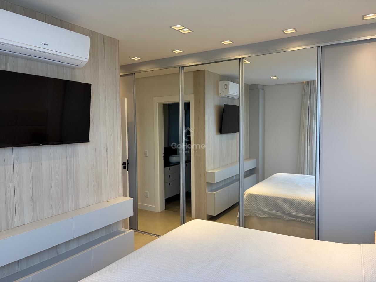Apartamento Semimobiliado com 3 suítes