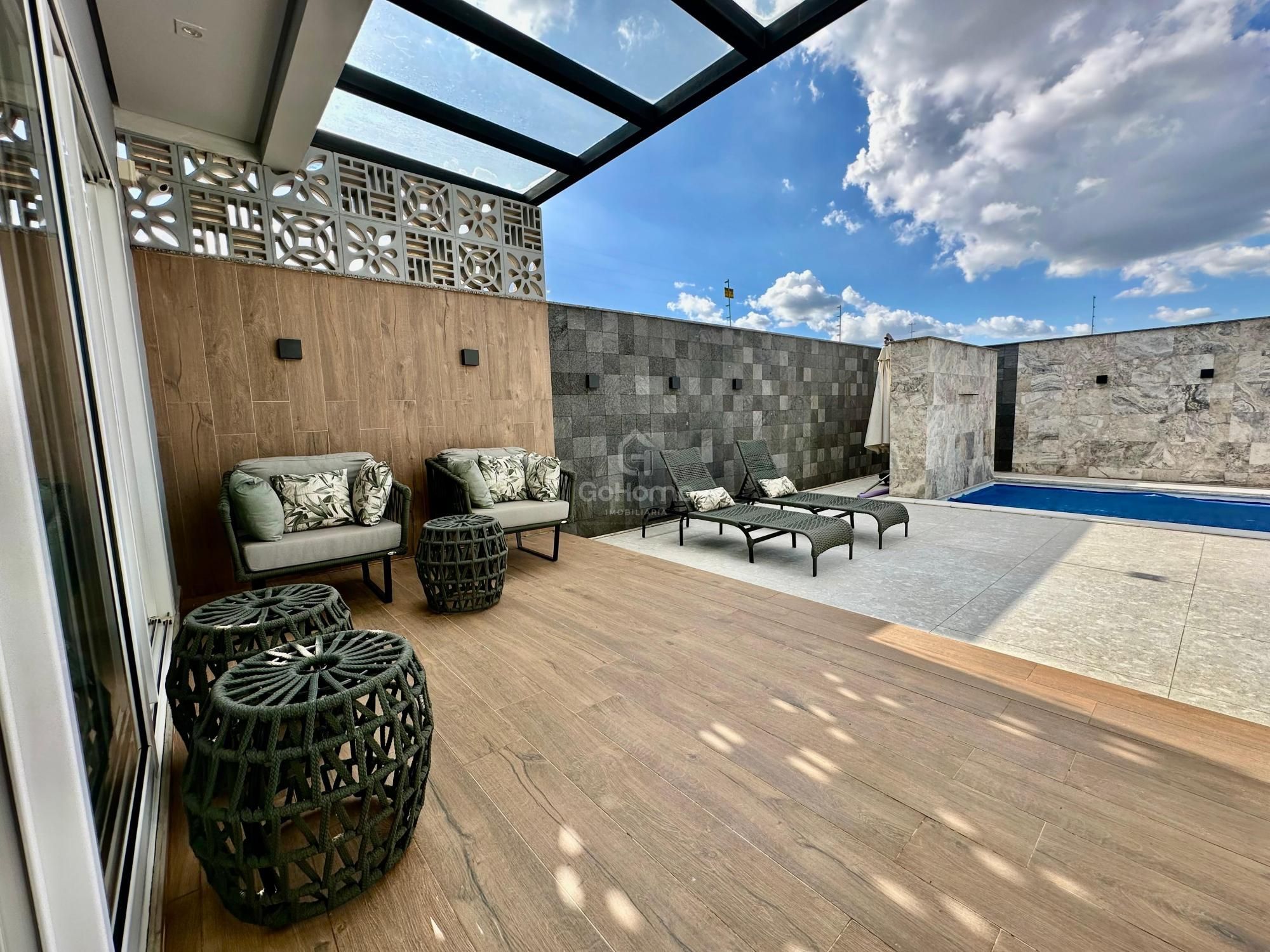 Casa com 3 Suítes à Venda