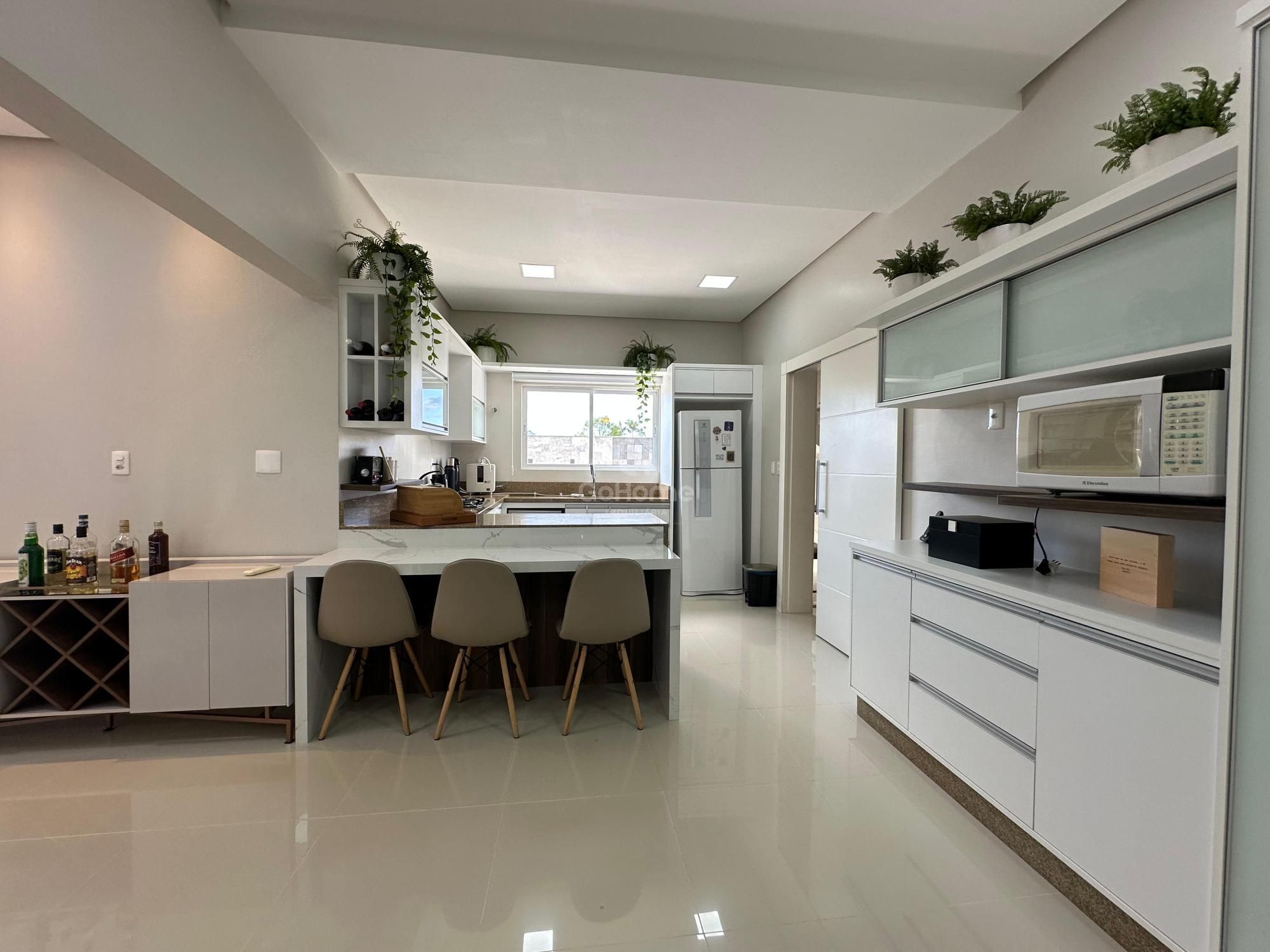 Casa com 3 Suítes à Venda