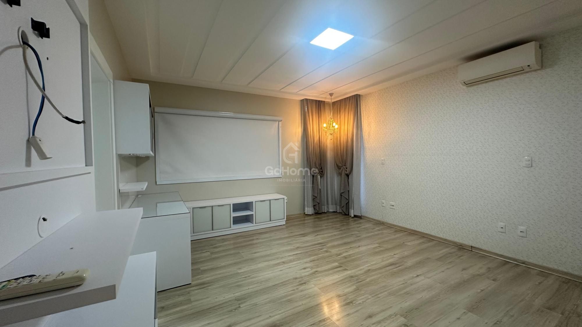 Casa com 3 Suítes à Venda