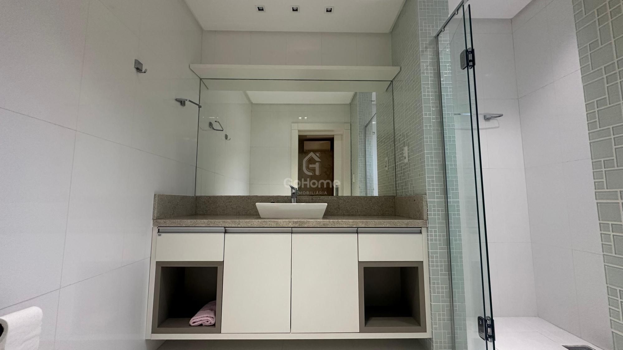 Casa com 3 Suítes à Venda