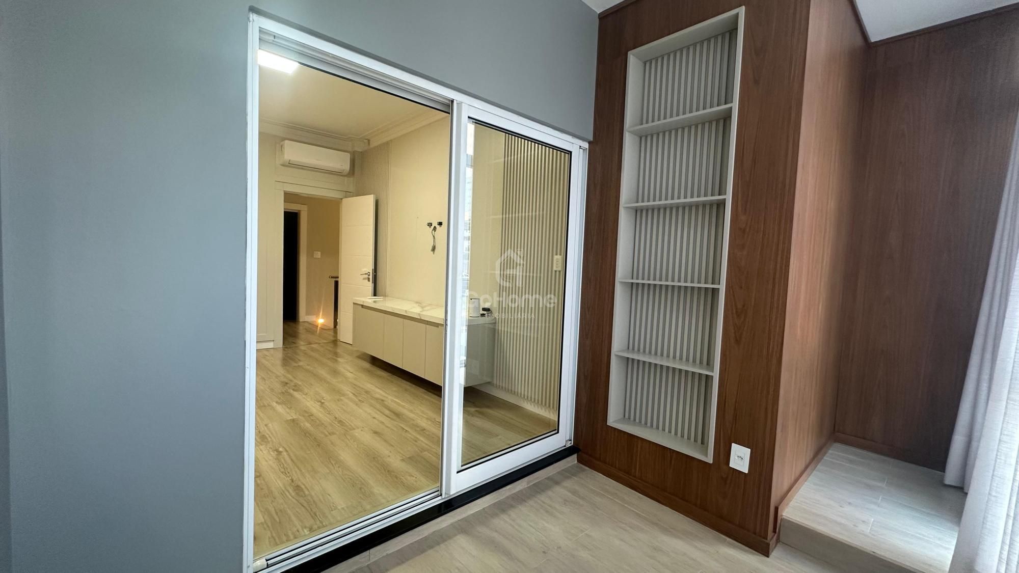 Casa com 3 Suítes à Venda