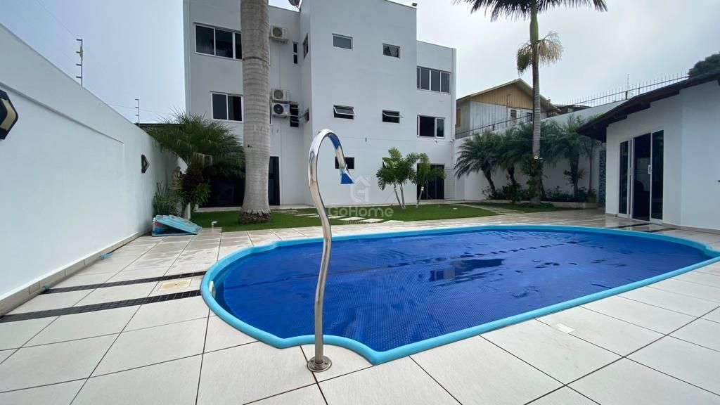 Casa de 4 dormitórios no bairro Universitário