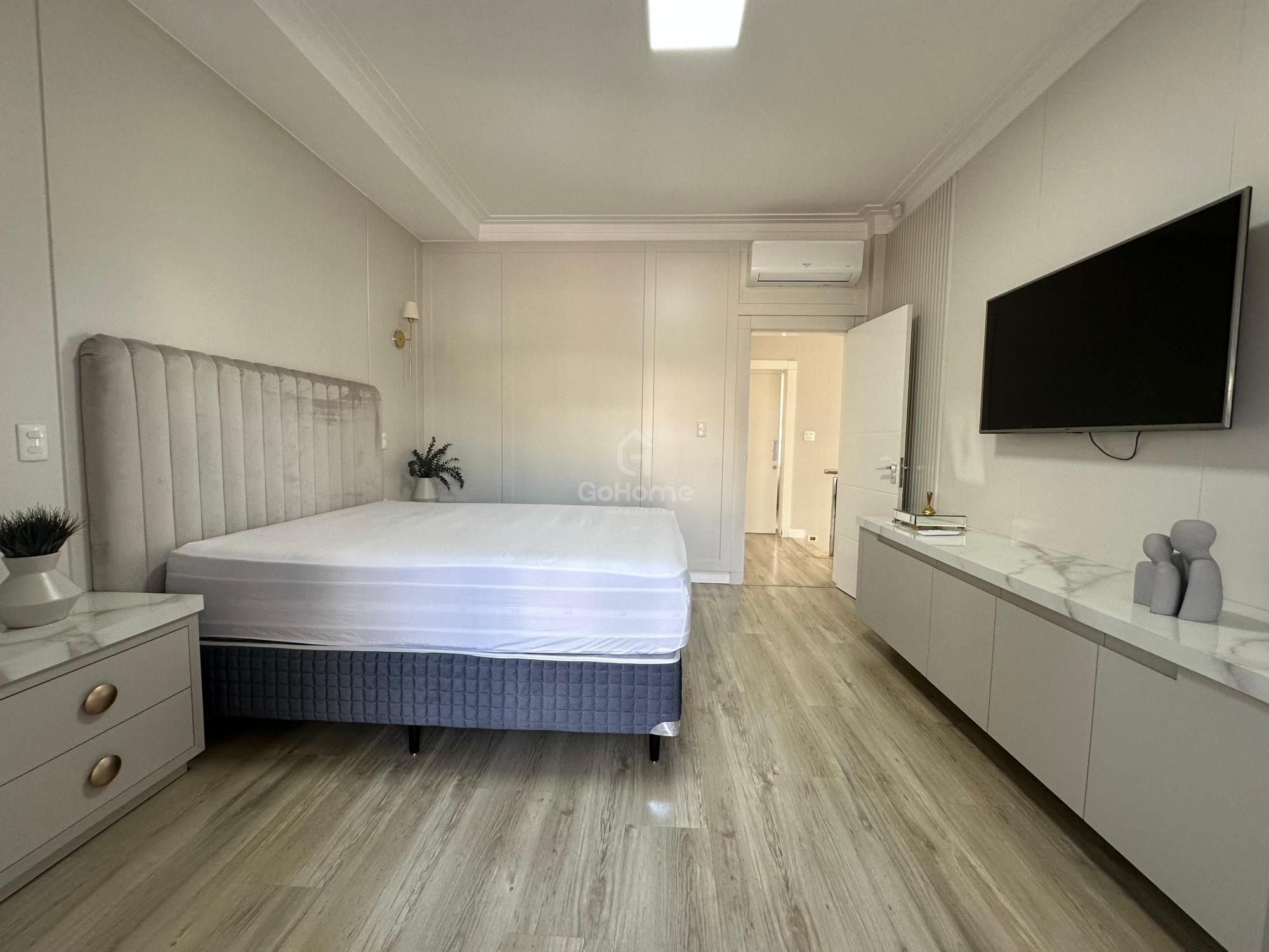 Casa com 3 Suítes à Venda
