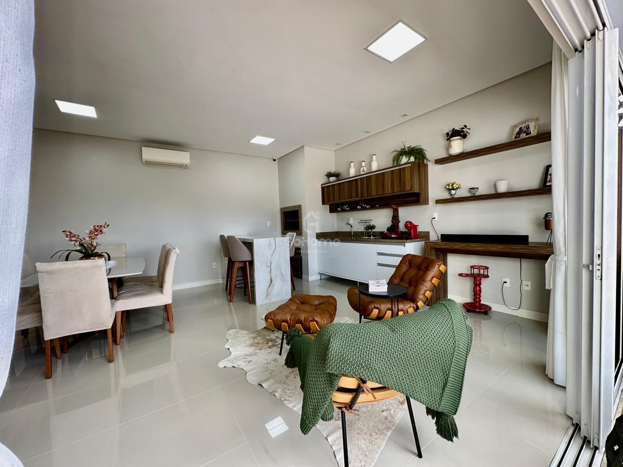 Casa com 3 Suítes à Venda