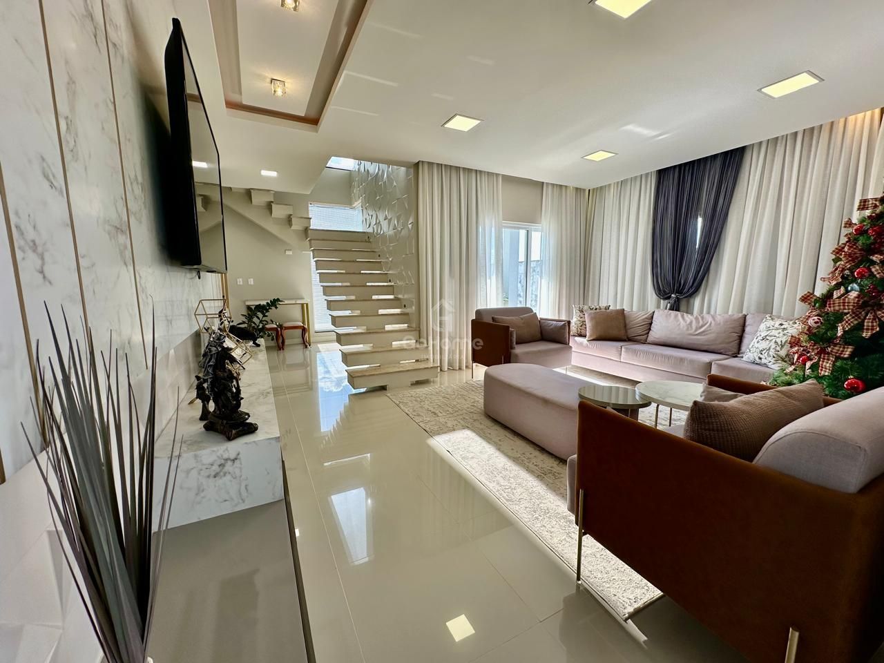 Casa com 3 Suítes à Venda