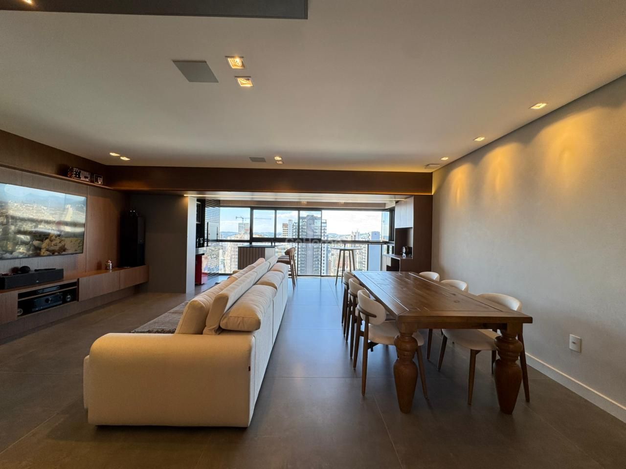 4565 – Apartamento mobiliado com 3 suítes, 3 vagas e lazer completo no Centro