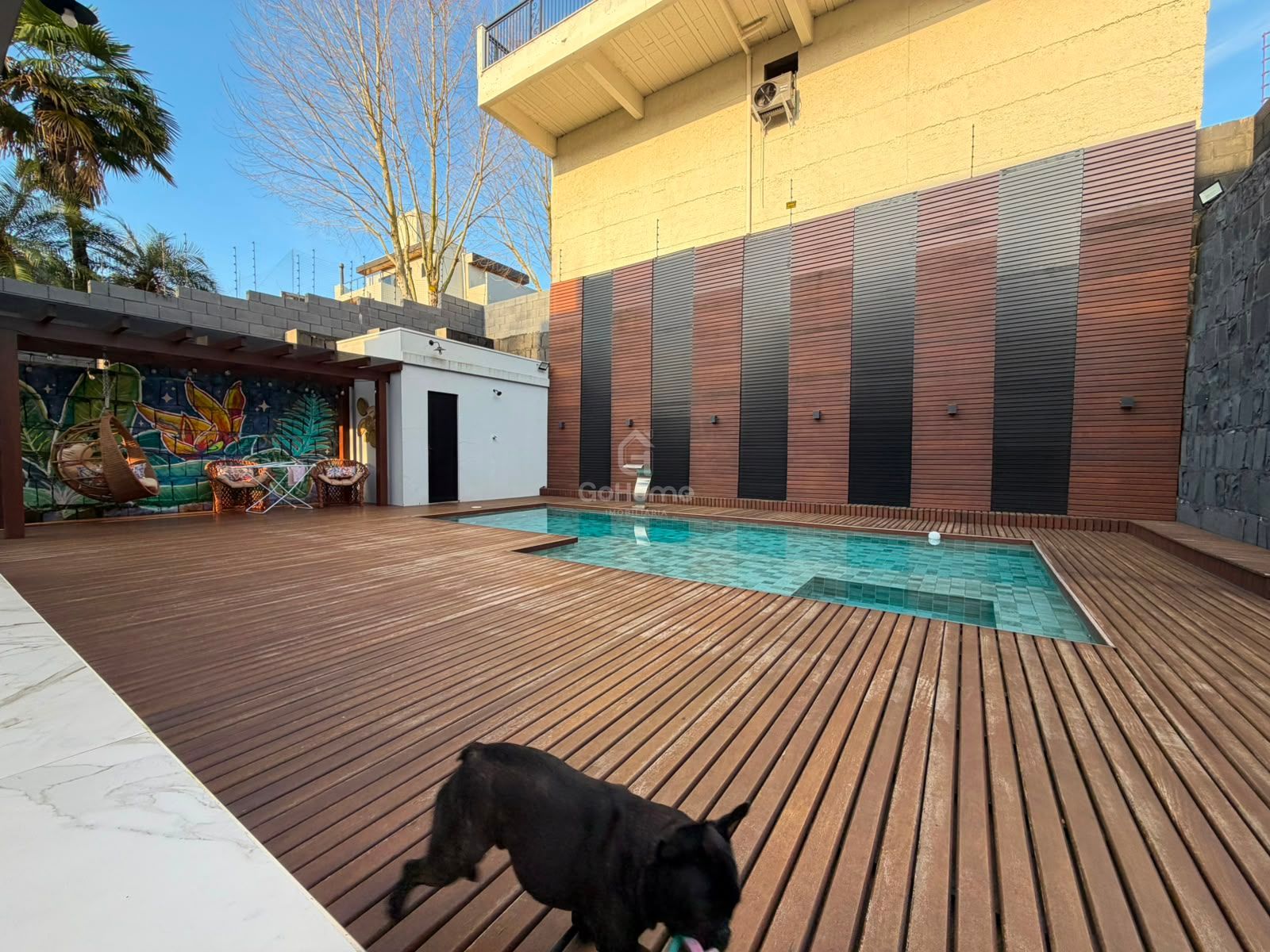 Casa com 3 suítes e piscina