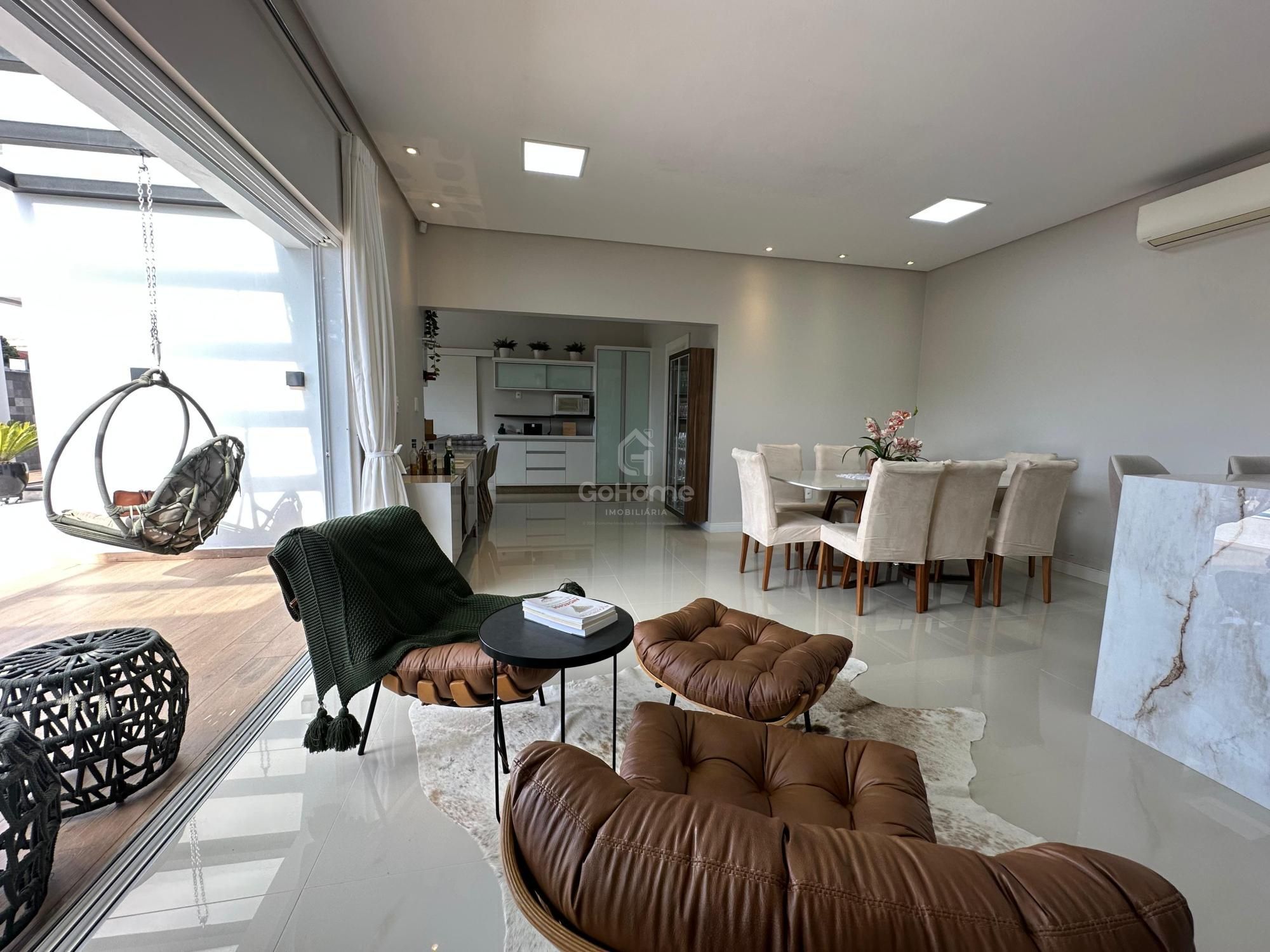 Casa com 3 Suítes à Venda