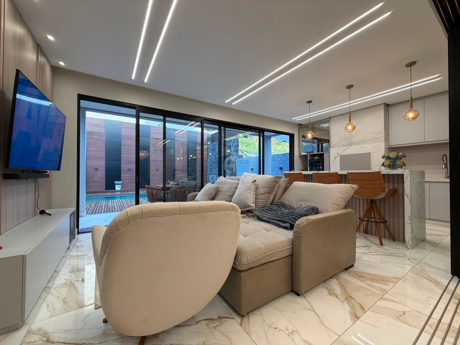 Casa com 3 suítes e piscina