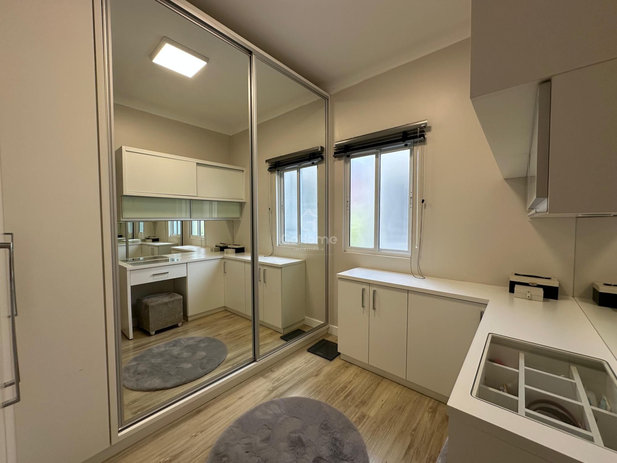 Casa com 3 Suítes à Venda