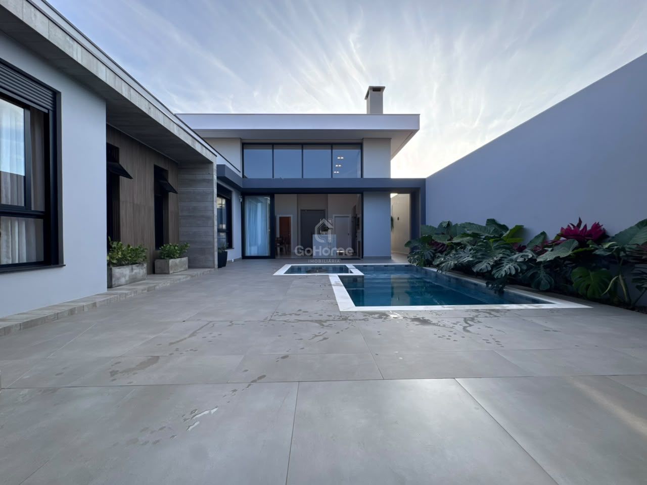 4807 – Casa semimobiliada com 3 suítes e piscina no Bairro Seminário