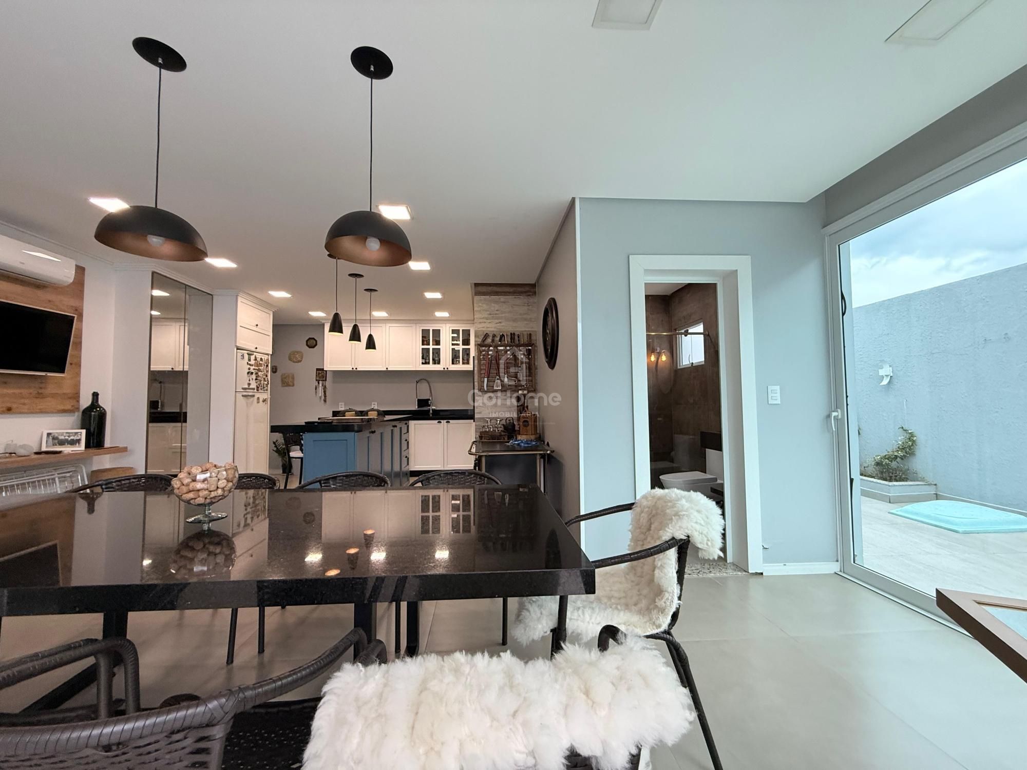 Casa com 3 suítes e piscina