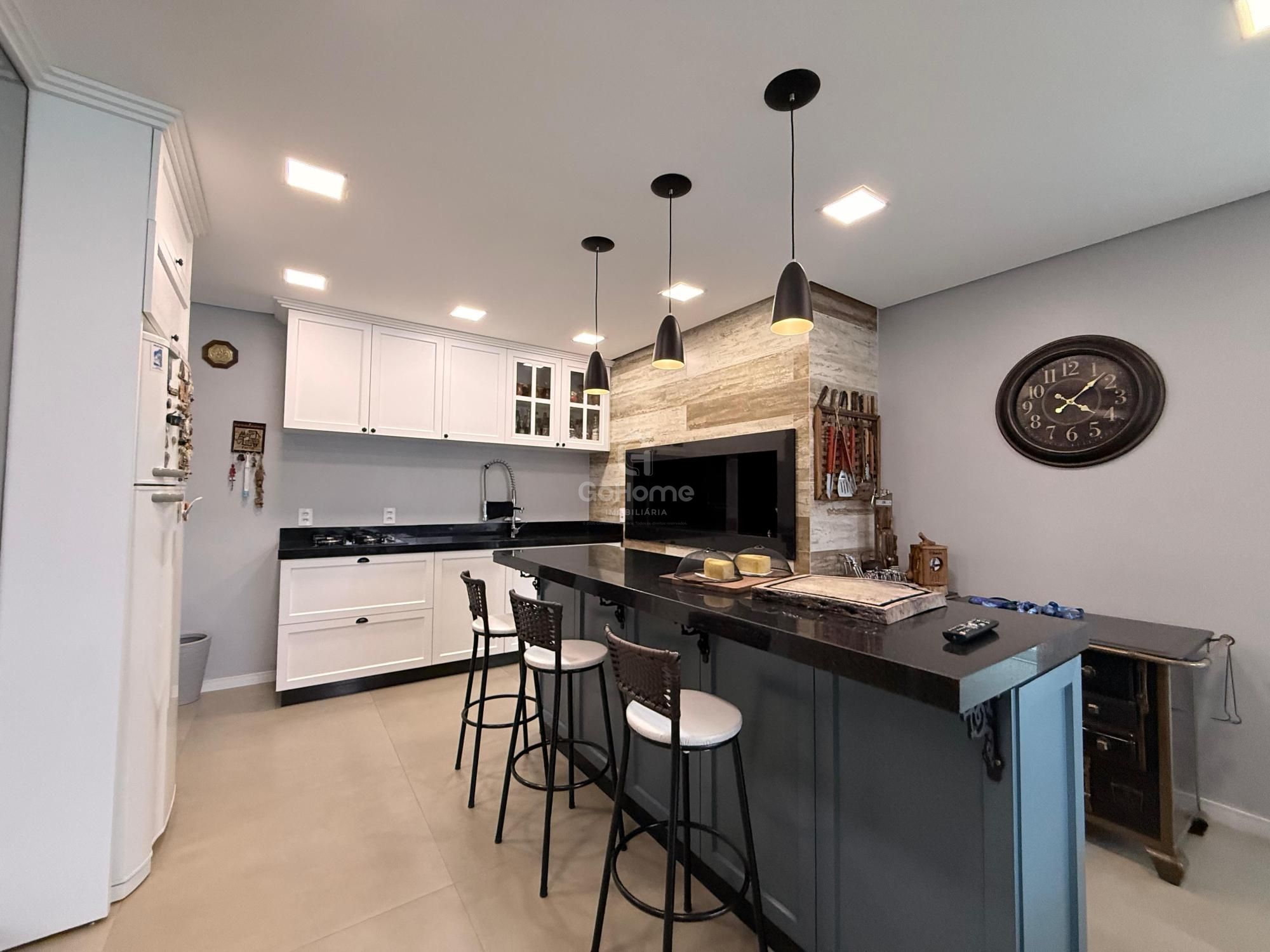 Casa com 3 suítes e piscina