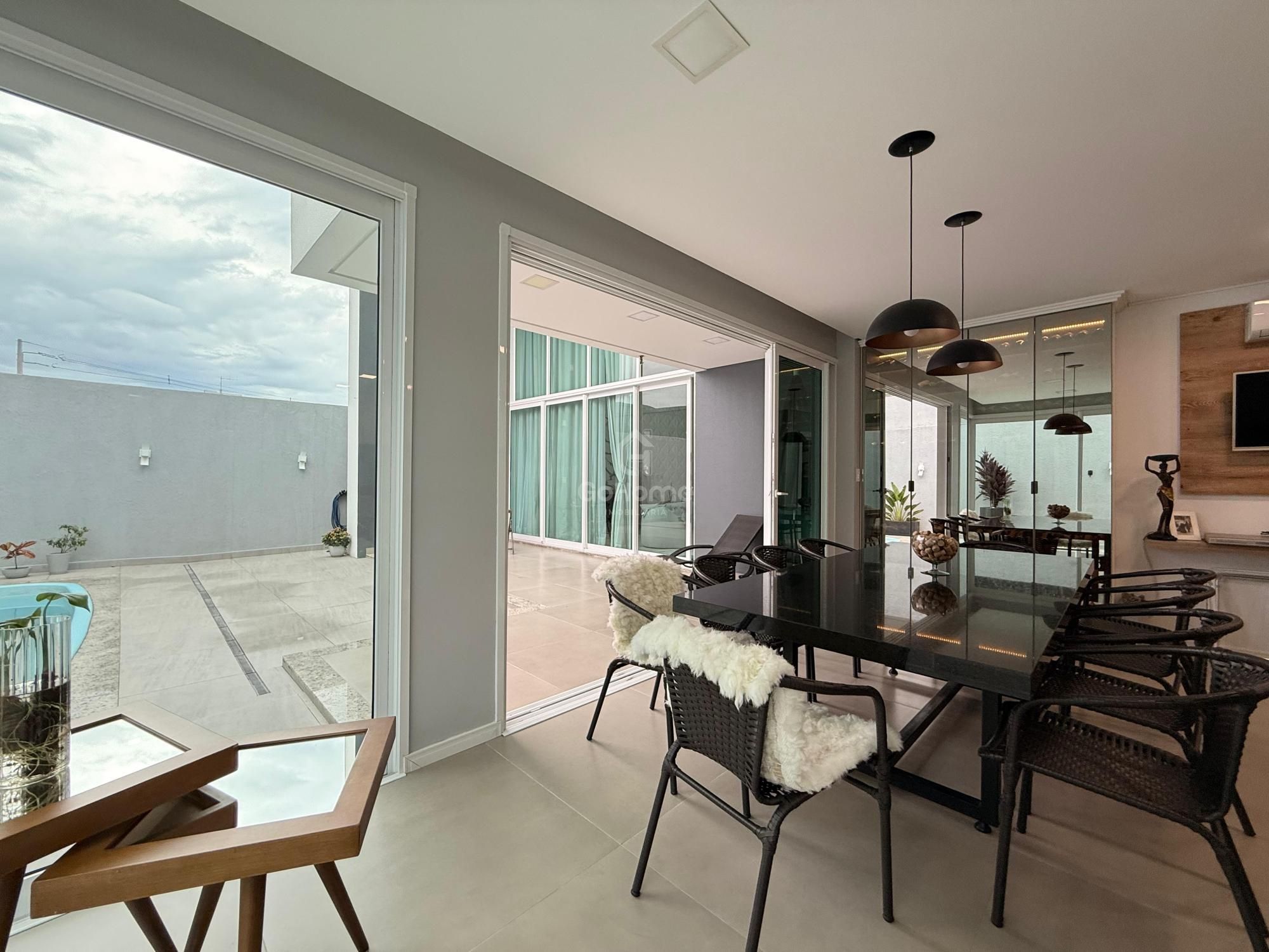 Casa com 3 suítes e piscina