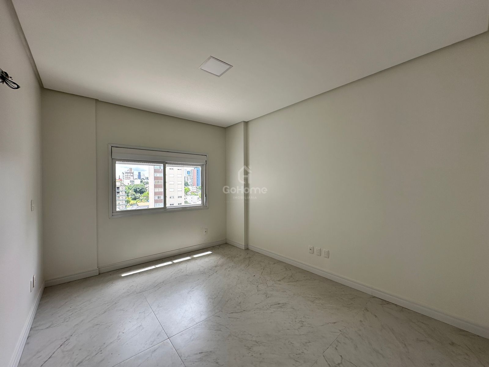 3650 – Apartamento 3 suítes, próximo ao Colégio Marista