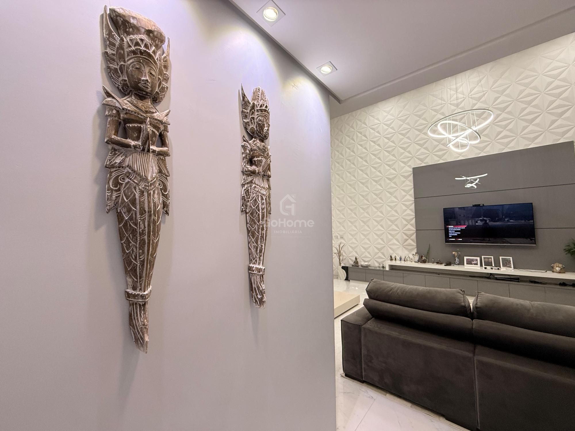 Casa com 3 suítes e piscina