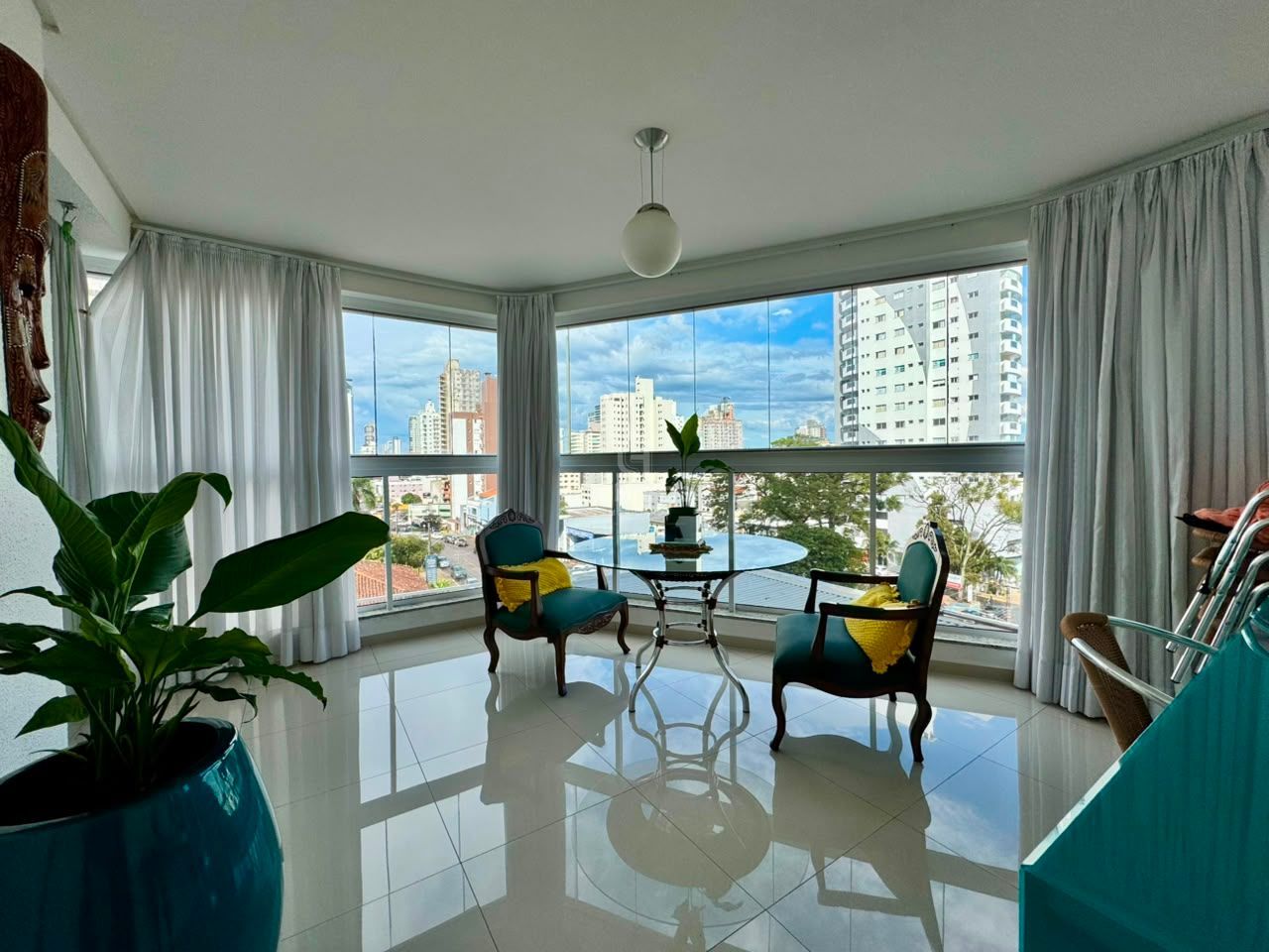 4739 – Apartamento semimobiliado com 3 quartos e 4 vagas no Passo dos Fortes SC