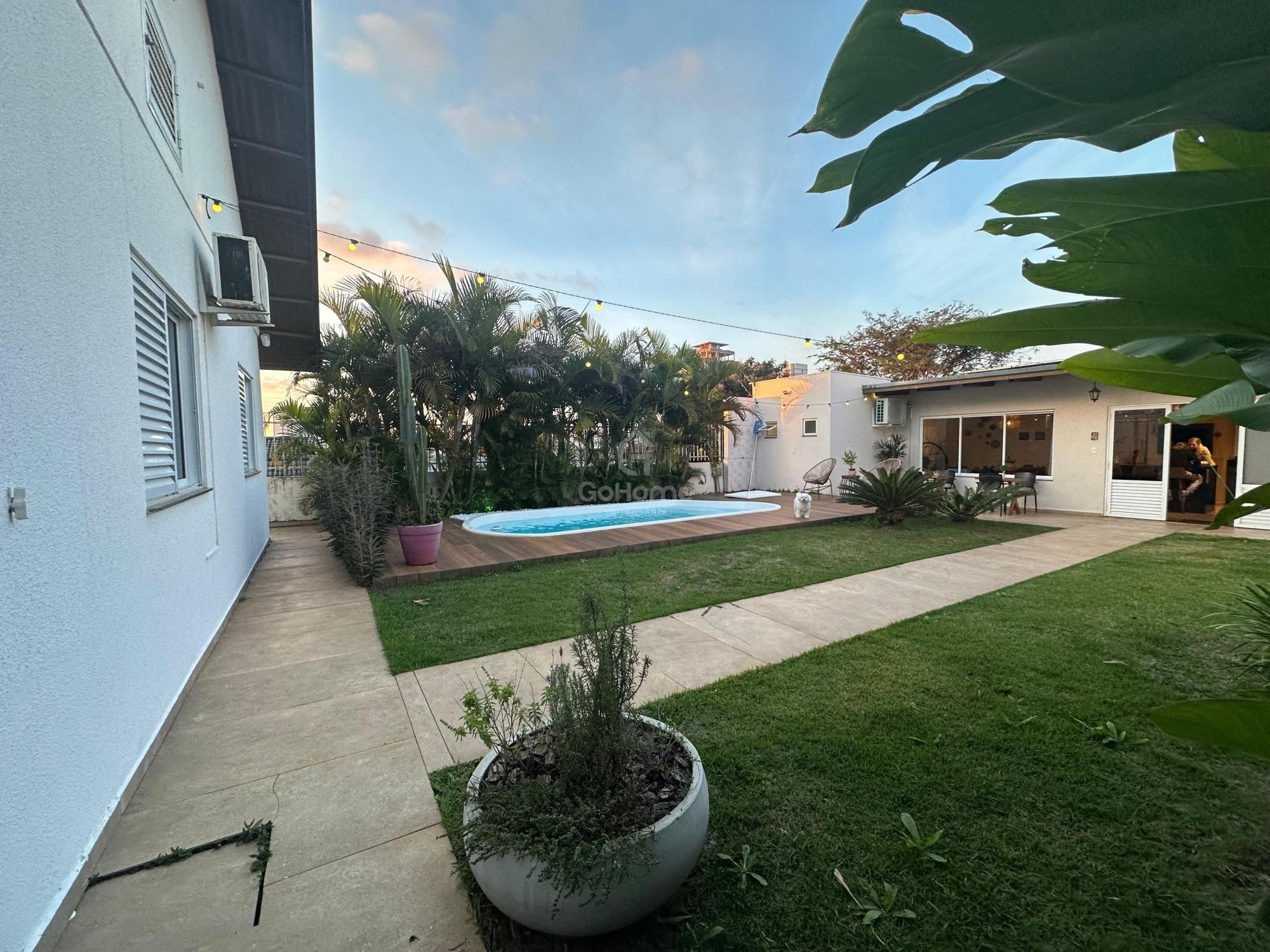 Casa Semimobiliada com Piscina