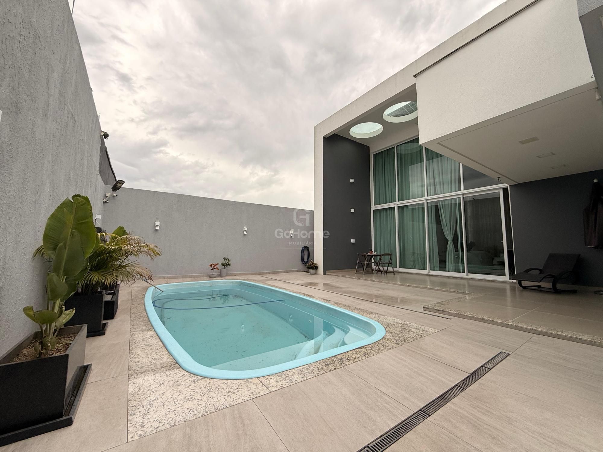 Casa com 3 suítes e piscina