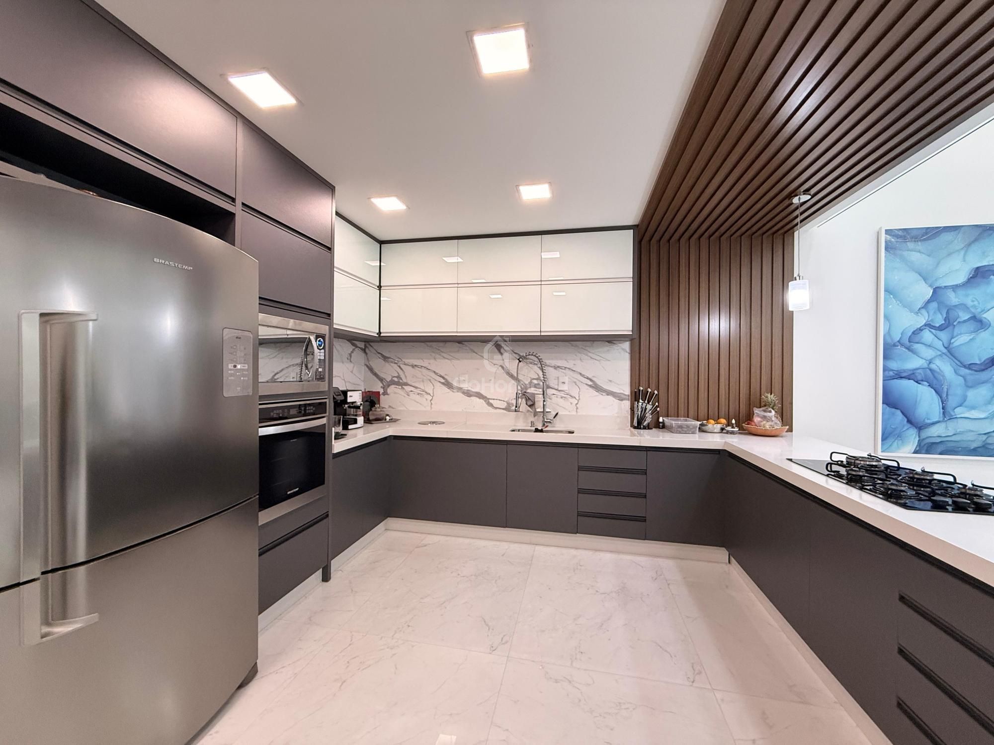 Casa com 3 suítes e piscina