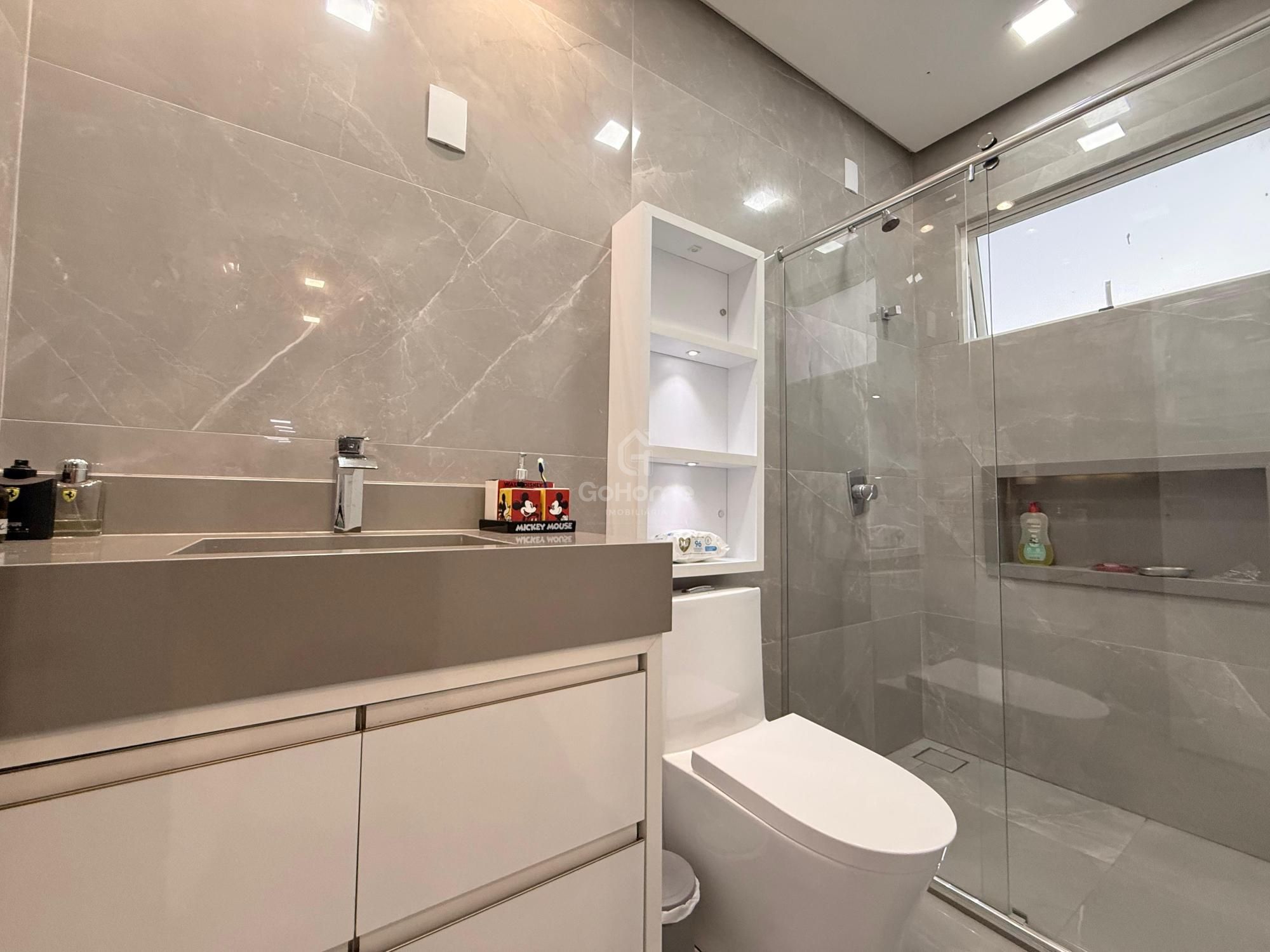Casa com 3 suítes e piscina