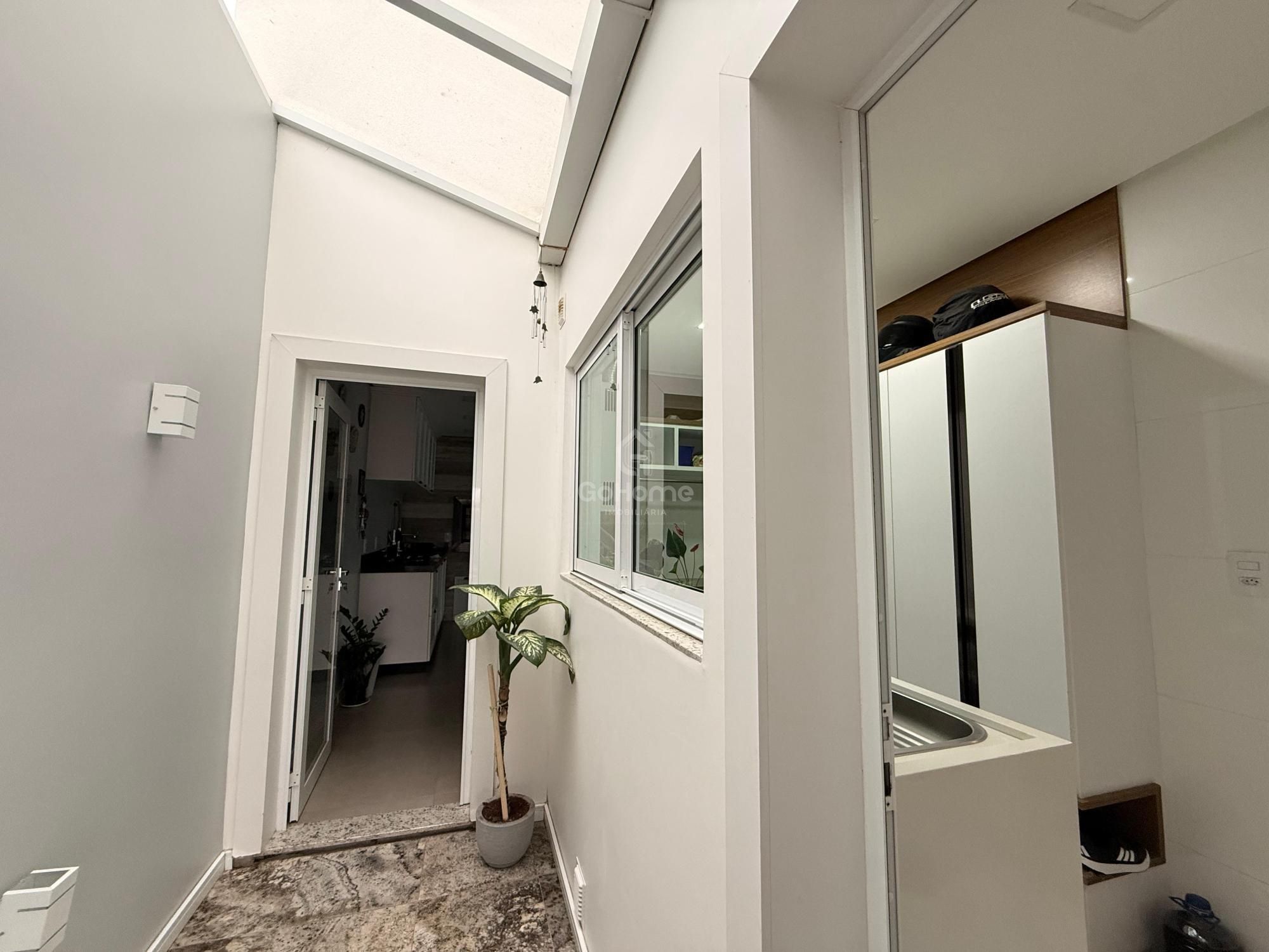 Casa com 3 suítes e piscina