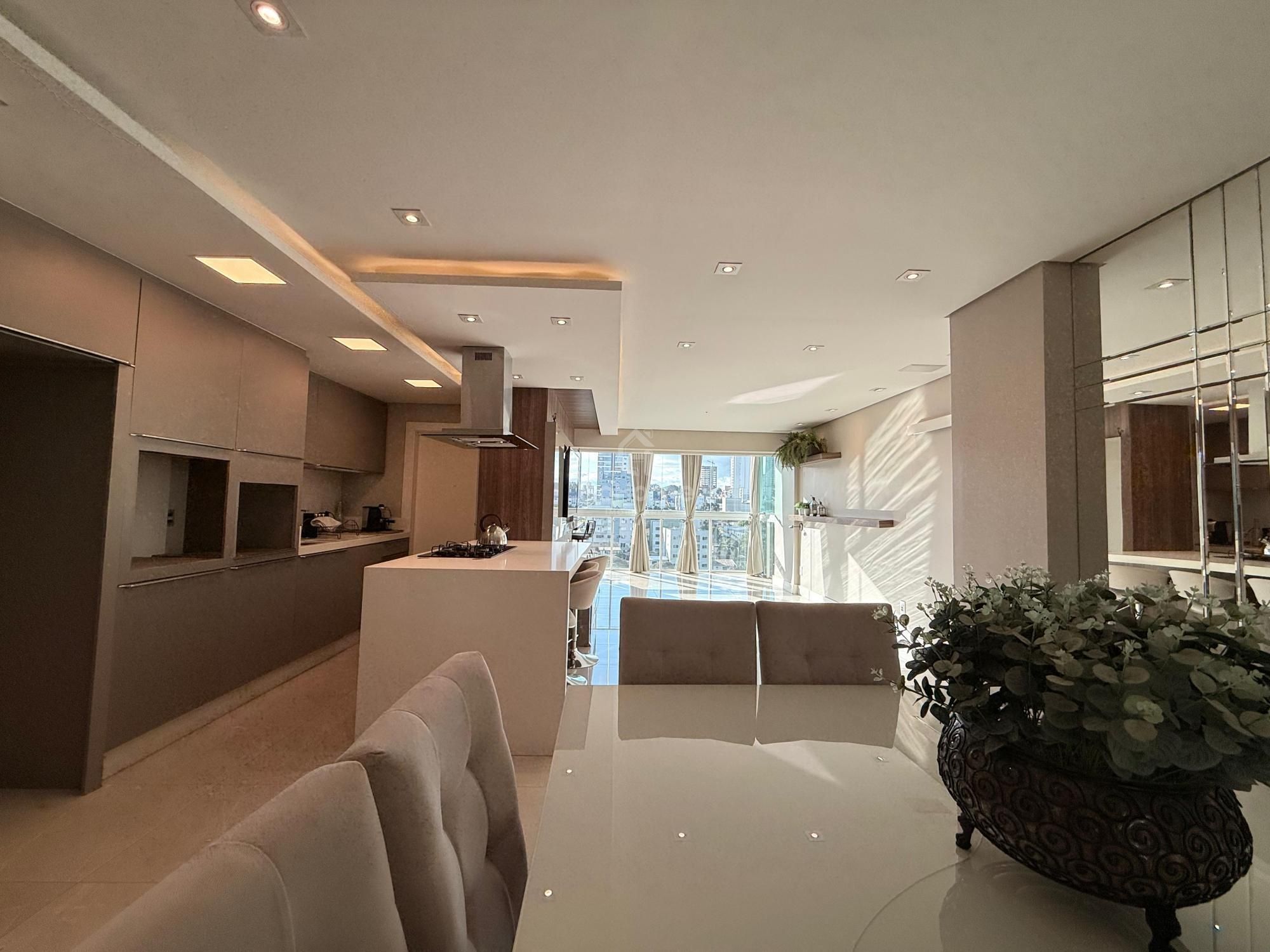 Apartamento Semimobiliado com Suíte e Demi-Suíte