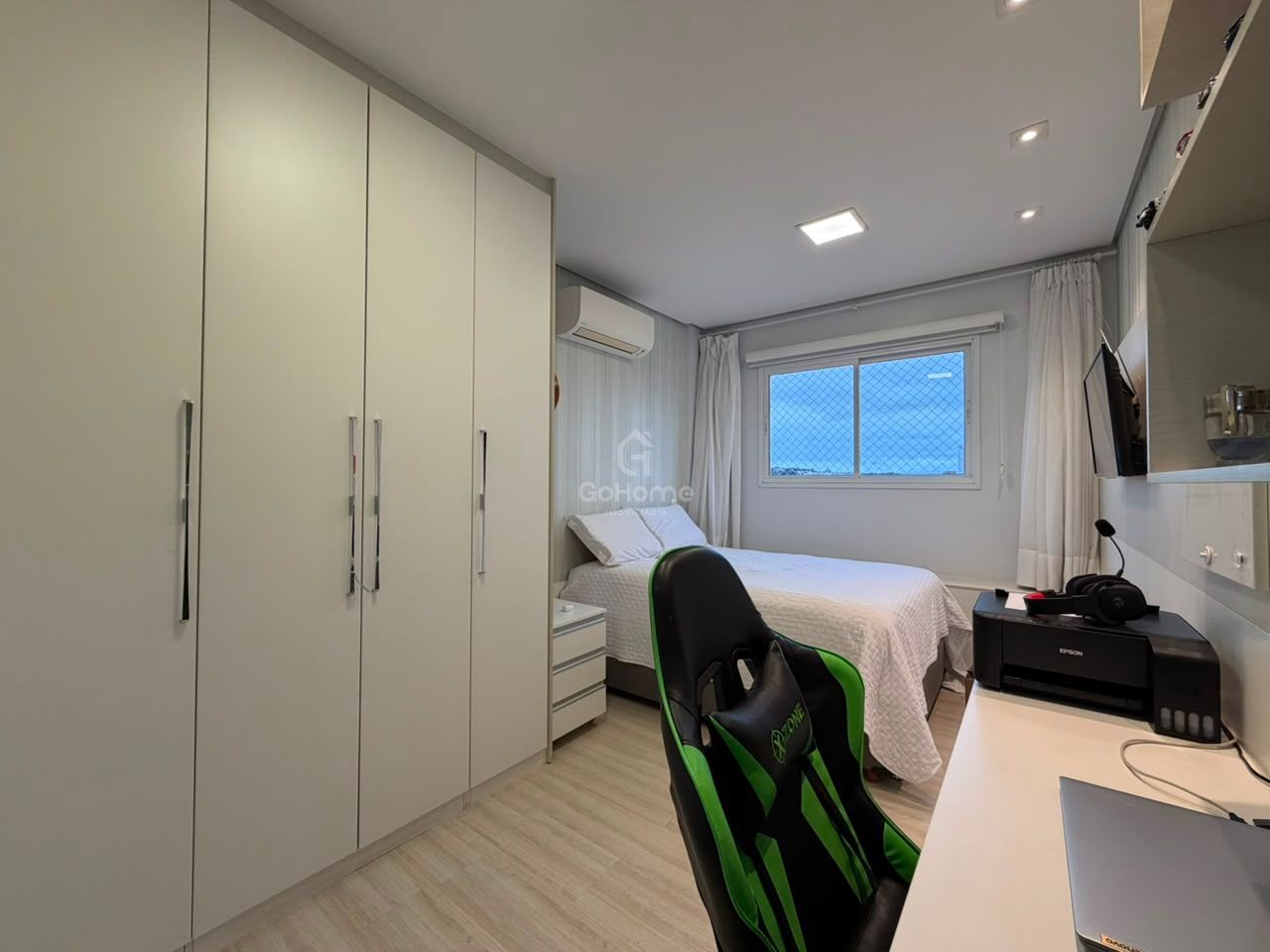 Apartamento Mobiliado e com 3 vagas de garagem