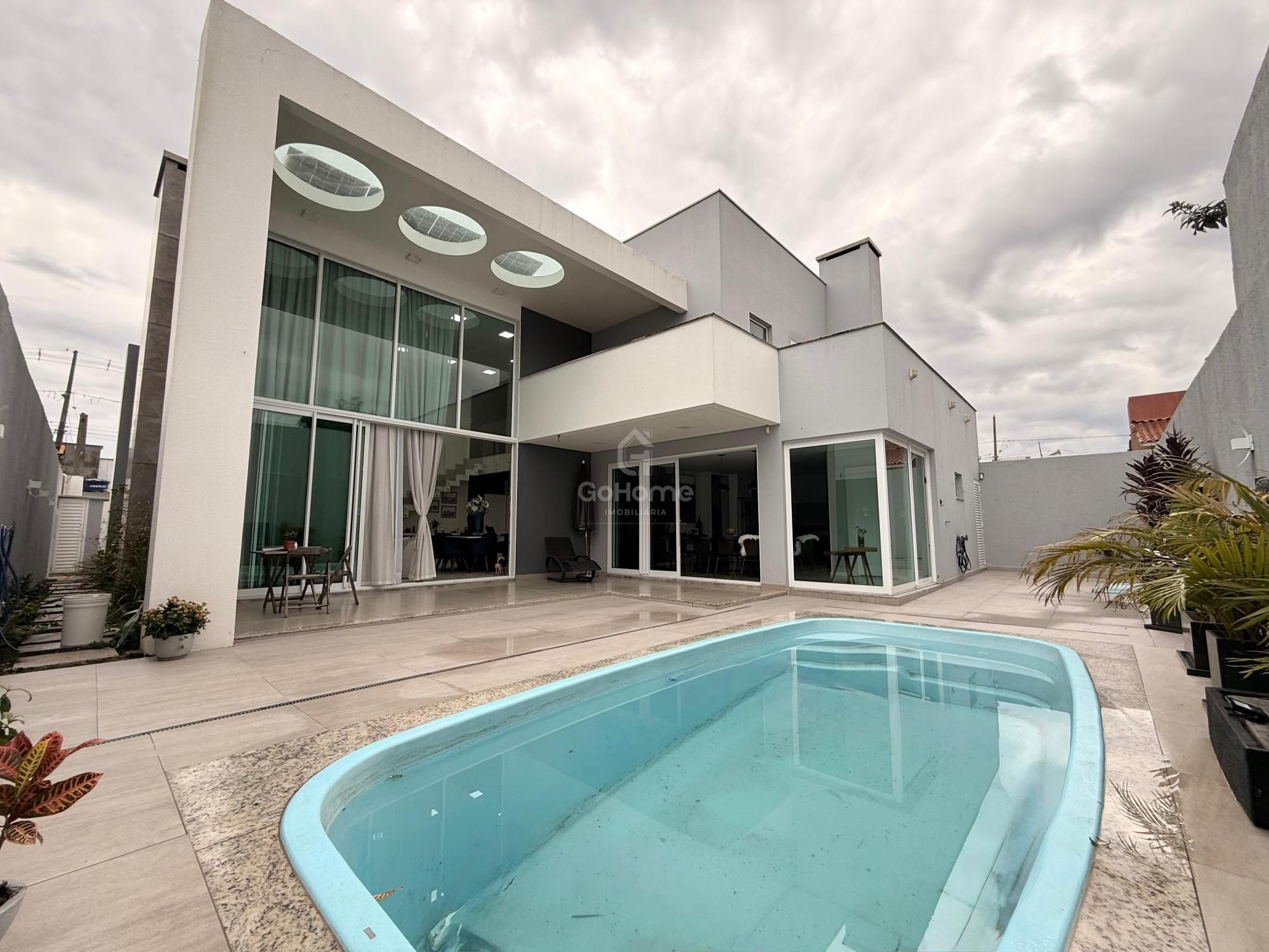 Casa com 3 suítes e piscina